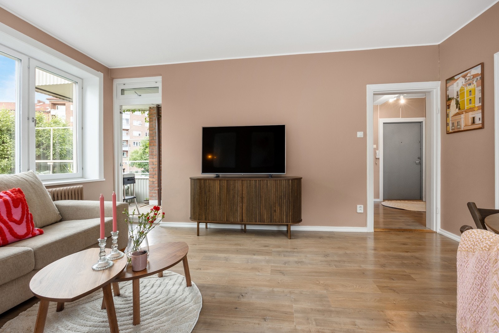 Her er det plass til sofagruppe, TV-seksjon, spisebord og annet ønsket møblement. Galleribilde