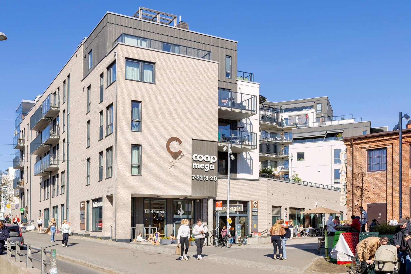 Carl Berner torg med både daligvarebutikk, kafé, handlemuligheter og ytterligere servicetjenester. Galleribilde