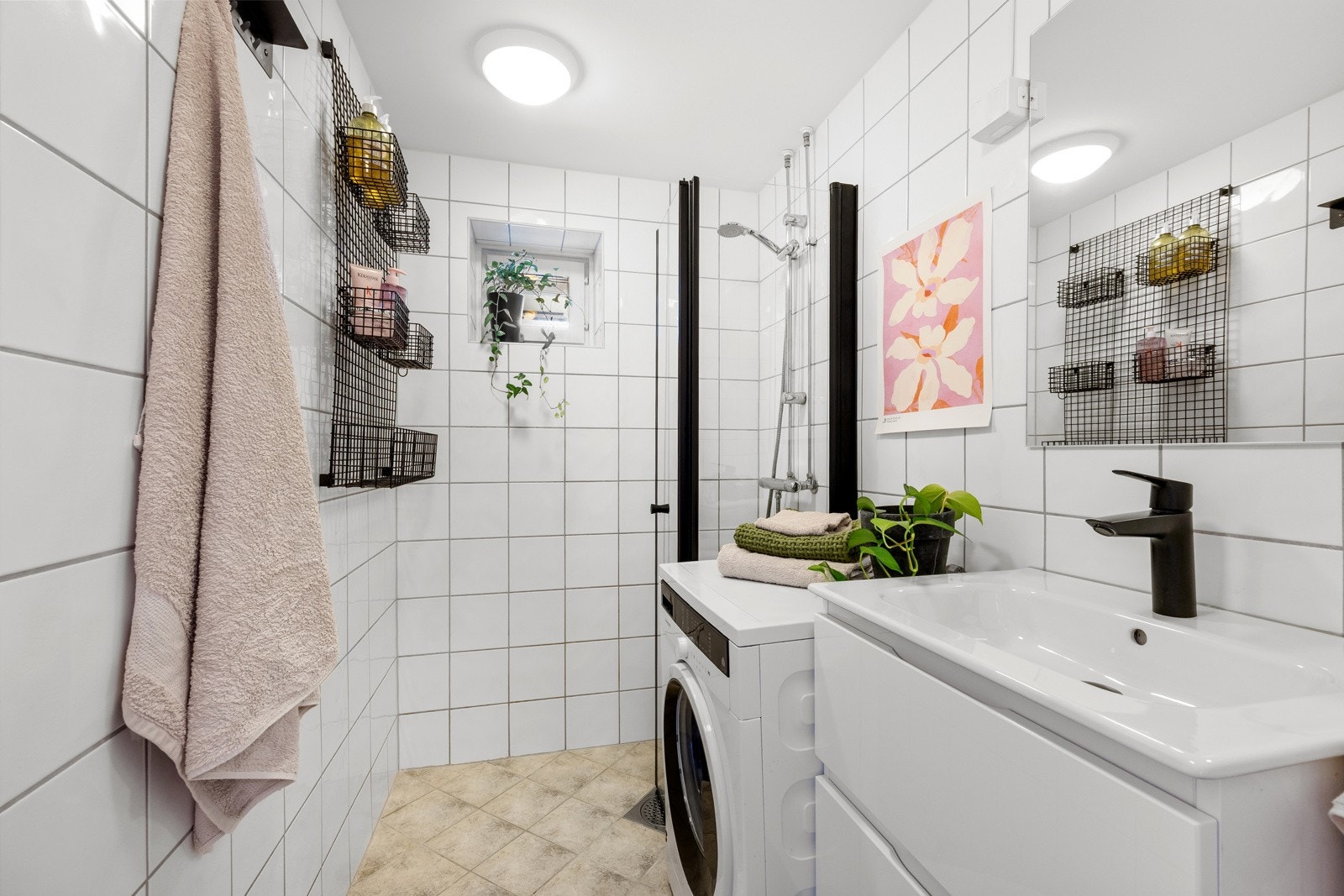Leiligheten har et pent, flislagt bad med gulvvarme. Galleribilde