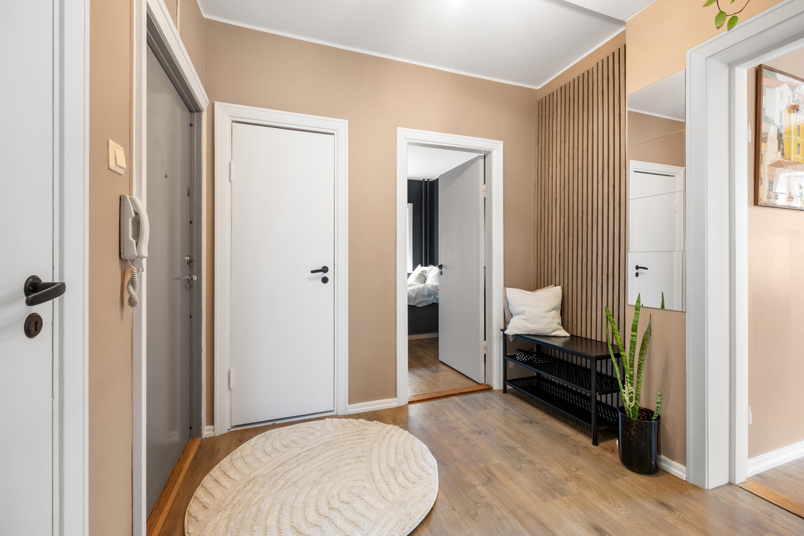 Leiligheten disponerer en bod i kjelleren på ca. 9 m² og en loftsbod med gulvareal på ca. 9 m². Galleribilde