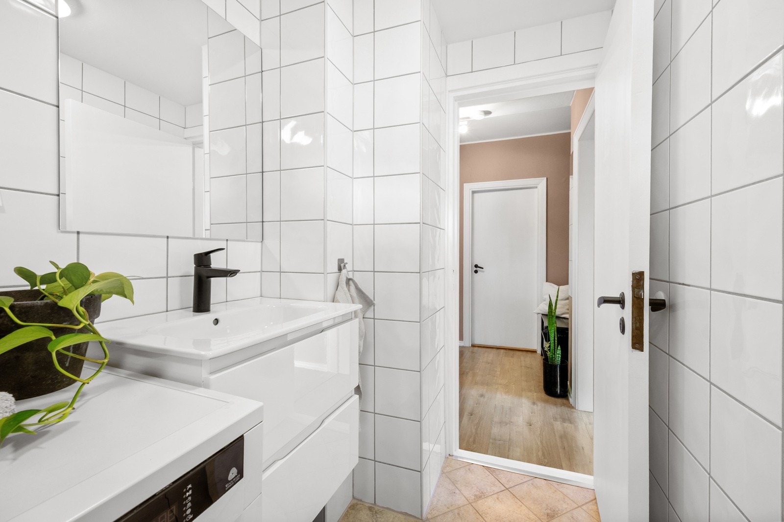 Badet ble rehabilitert av borettslaget i 2006, servant og dusjdør ble montert i 2023. Galleribilde