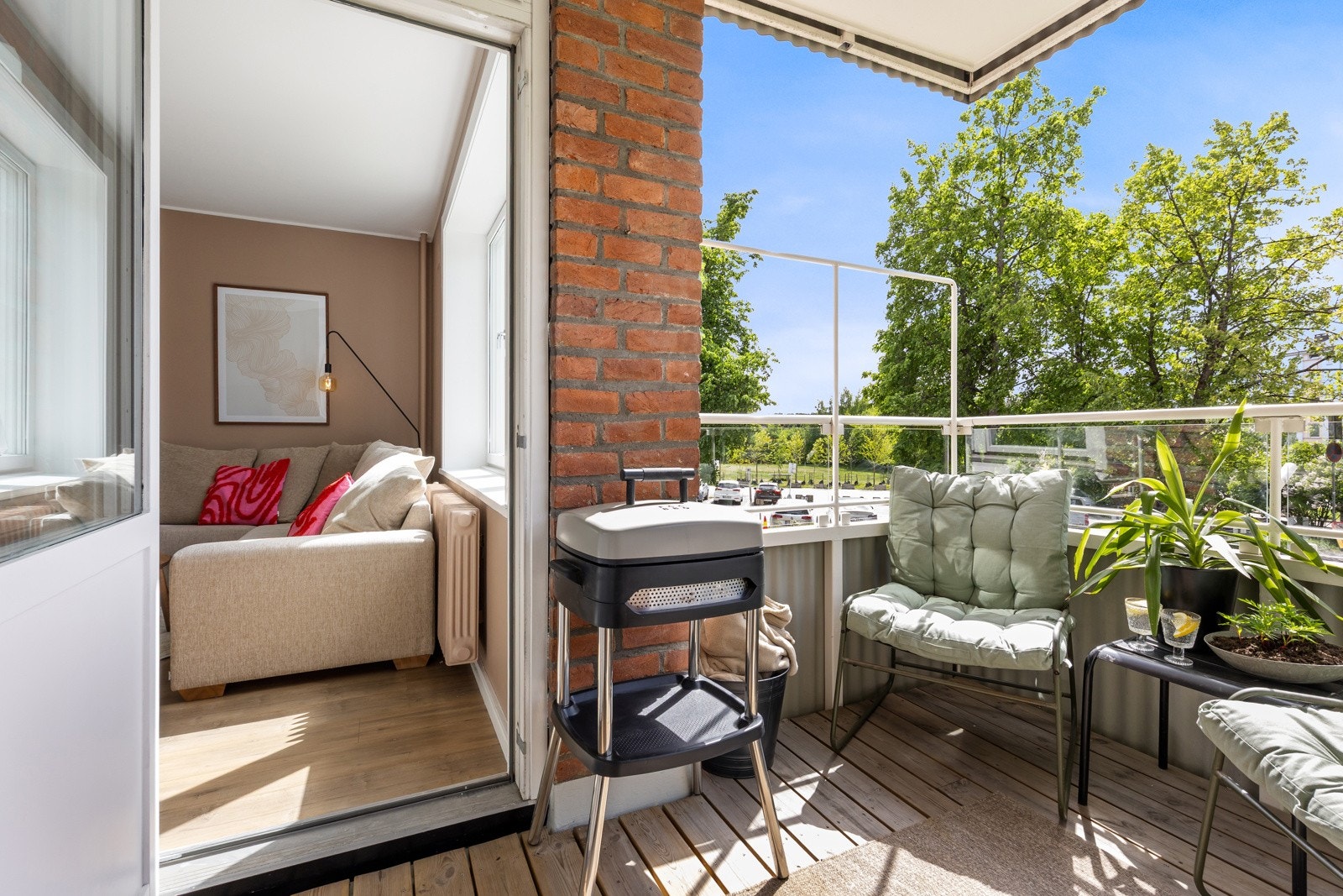 Balkongen er på 4 m² og har plass til både utemøbler, grill og beplantning. Plattingen er lagt i 2019. Galleribilde