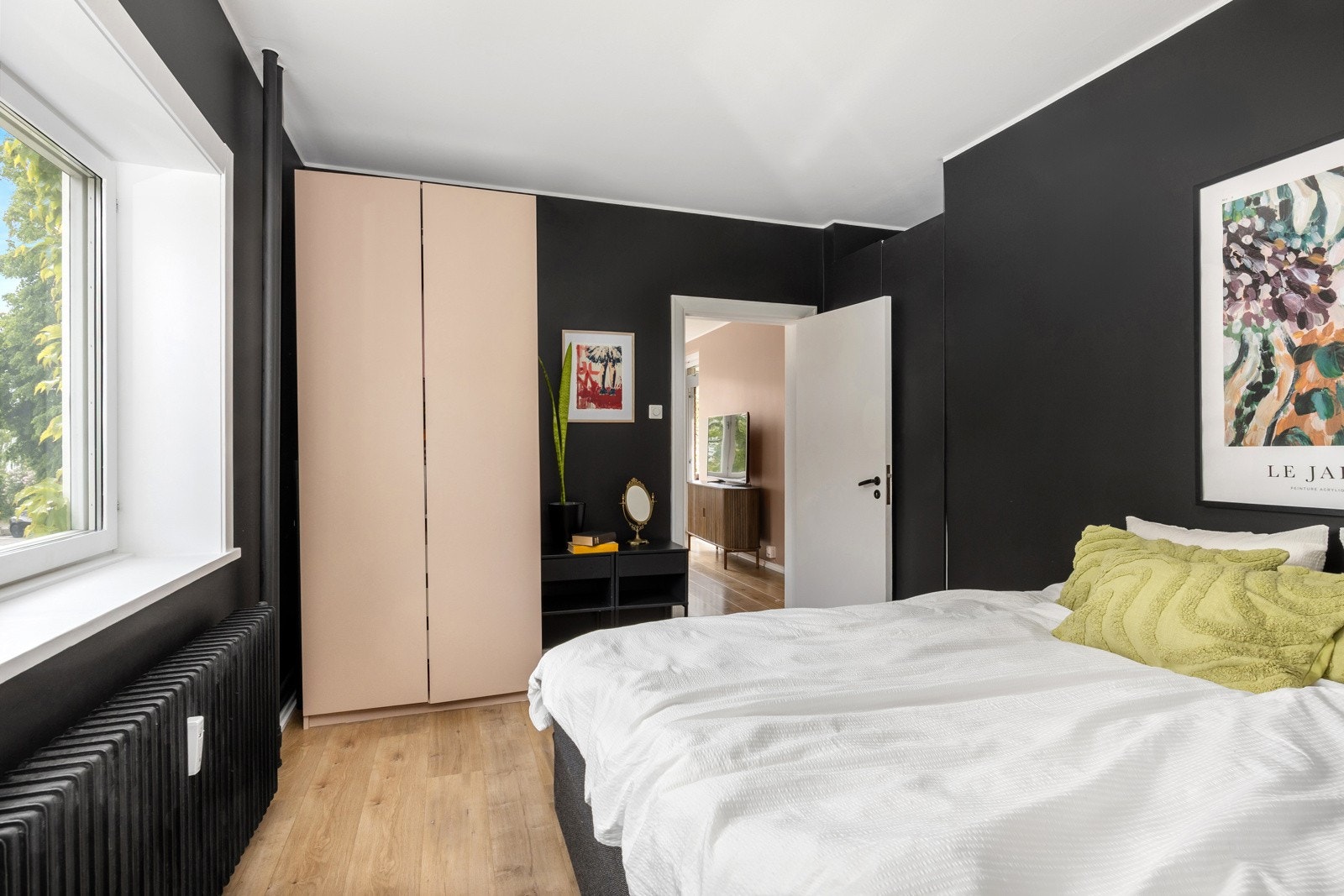 Det andre soverommet har plass til seng, skrivepult eller annet ønsket møblement. Galleribilde