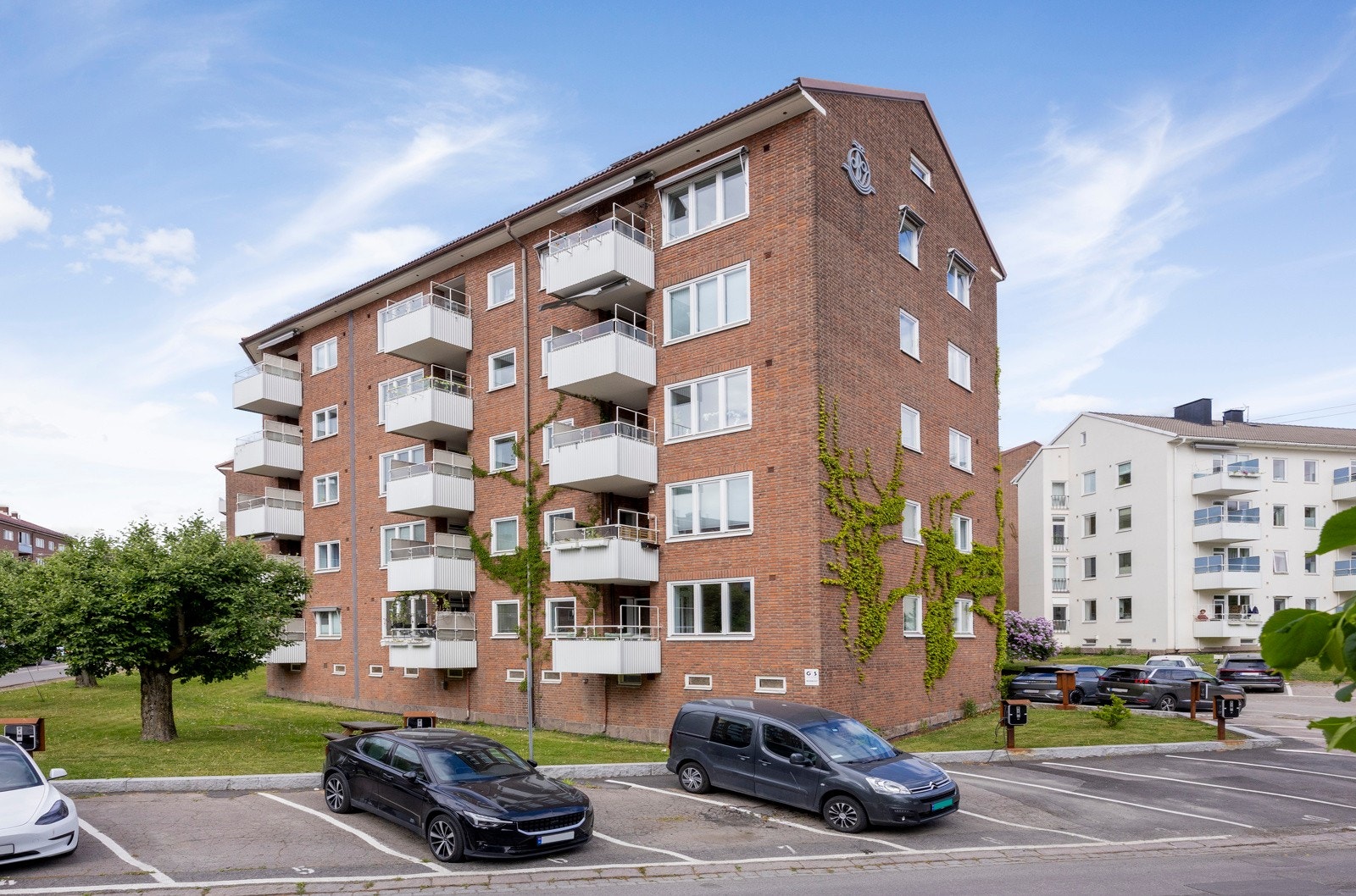 Borettslaget har 83 parkeringsplasser for utleie hvorav 16 er ladeplasser. Disse tildeles etter ventelister. Galleribilde