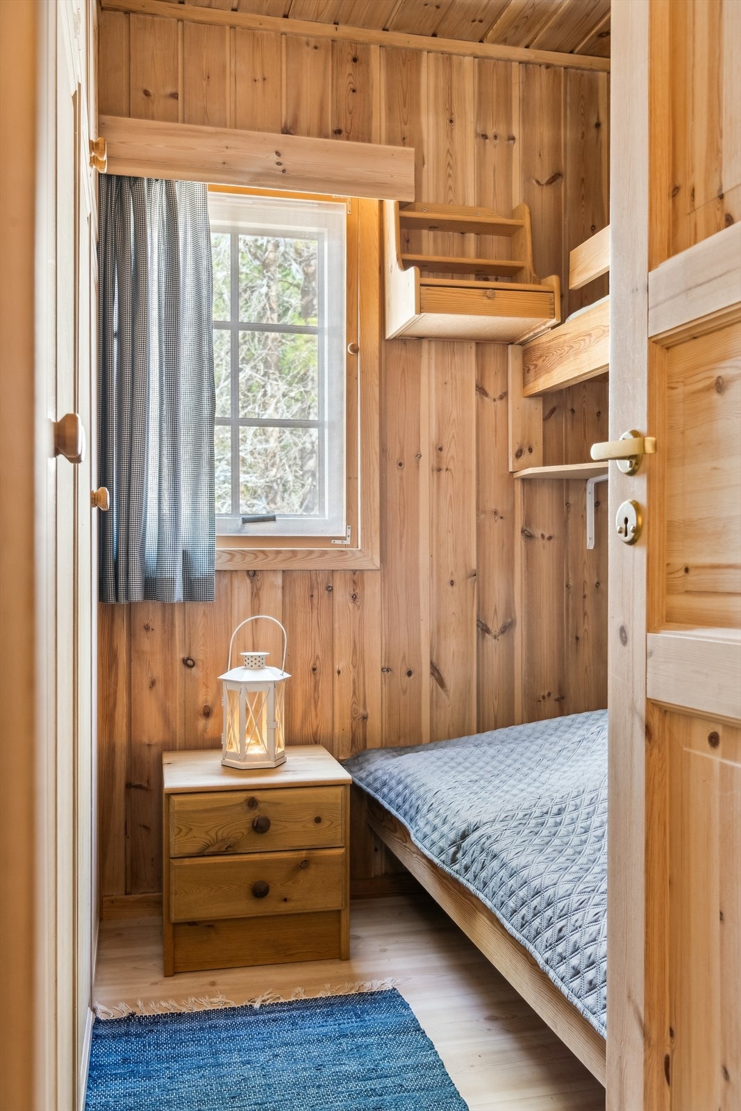 Soverom 1 med plassbygget familiekøye og garderobeskap Galleribilde