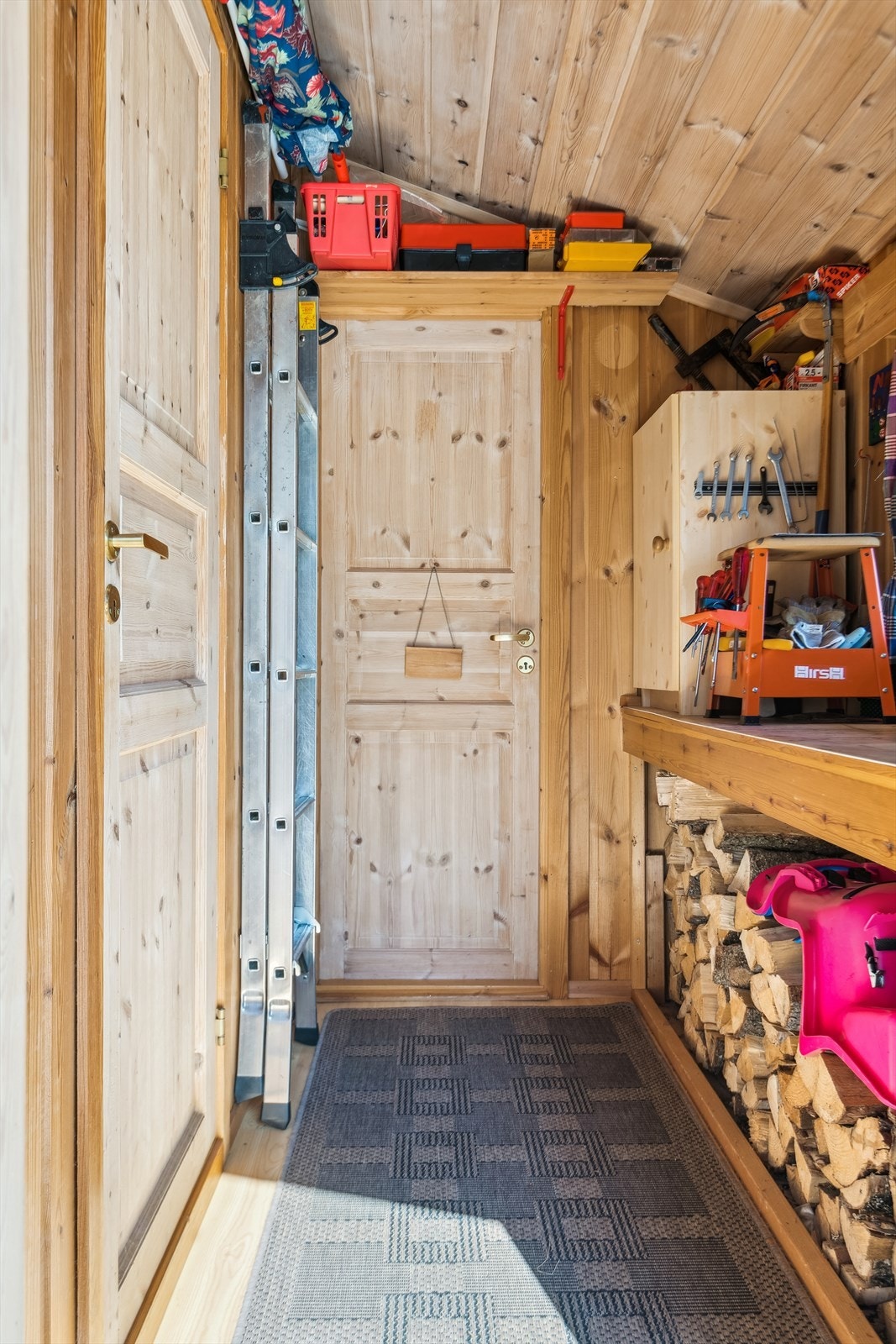 Bi-inngang med vindfang - Bod er innredet til en tradisjonell utedo Galleribilde