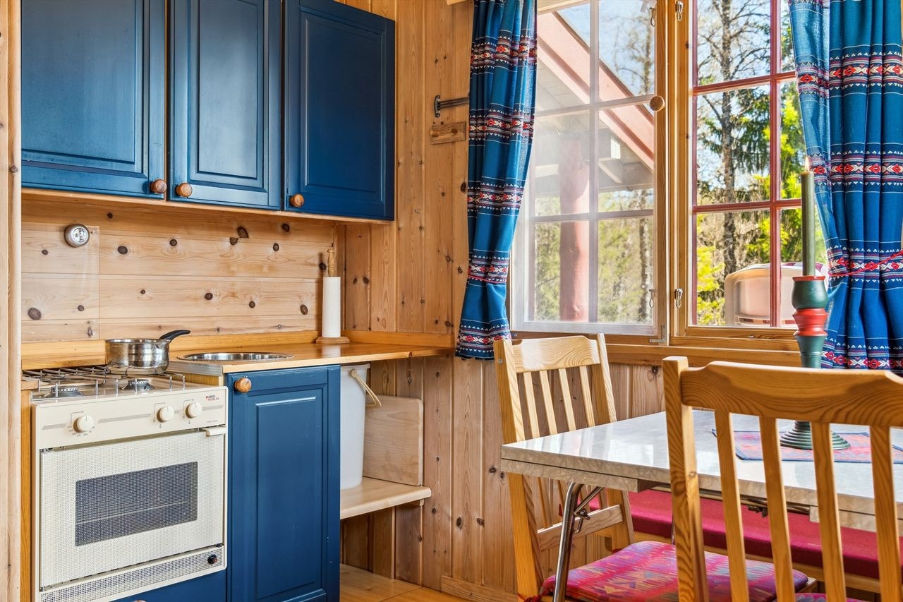 Hytta er ikke tilkoblet vann og avløp - Gråvann til terreng - Plass for propan komfyr i kjøkkenet, mens kjøleskap (propan) har plass i boden Galleribilde