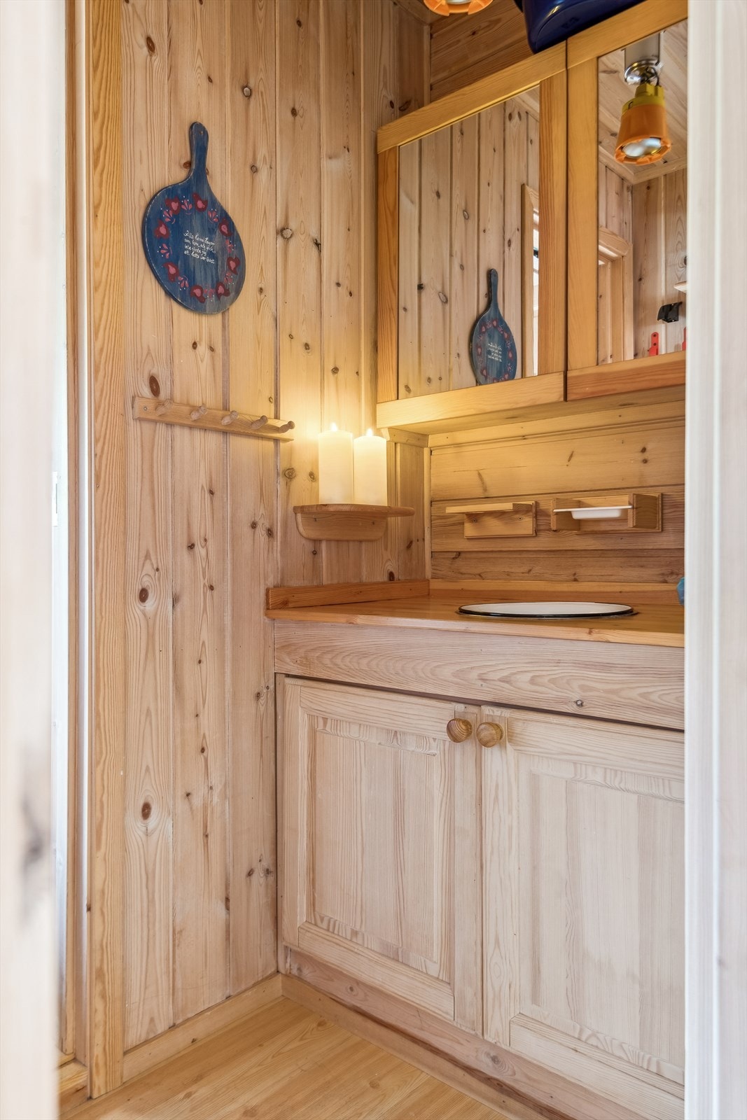 Mellomgangen er innredet til et praktisk hygienerom Galleribilde