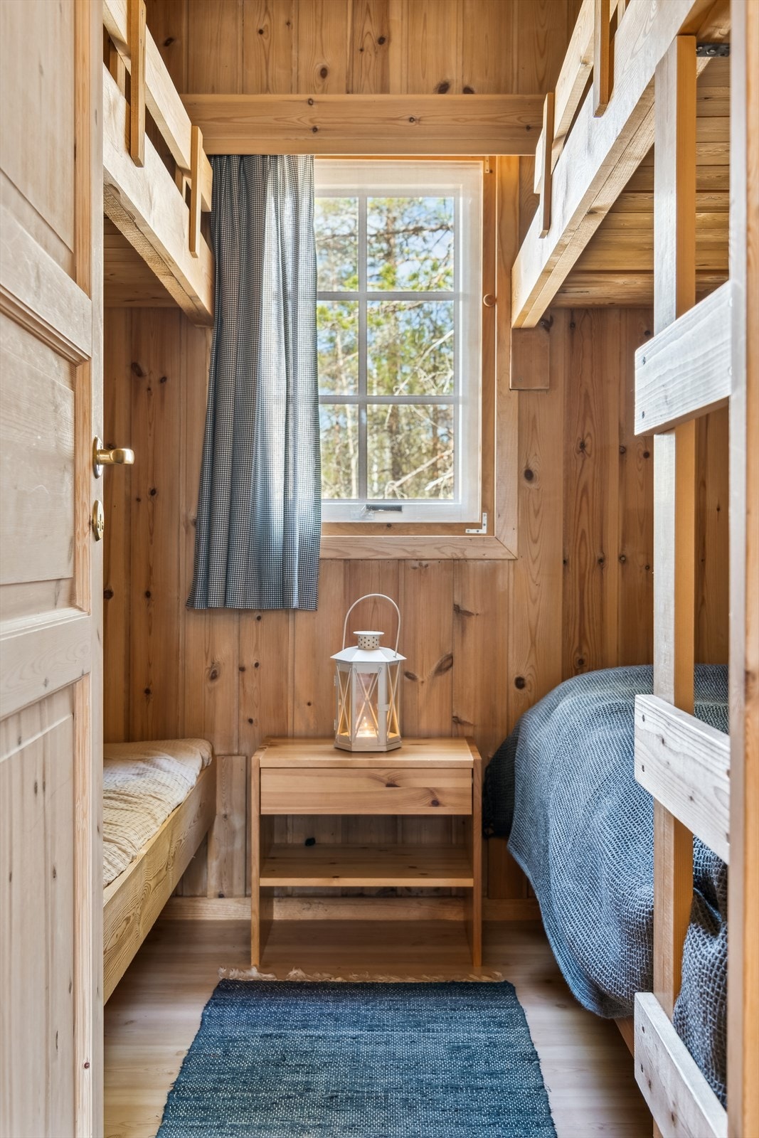 Soverom 2 innredet med to køyesenger, også disse er plassbygget Galleribilde