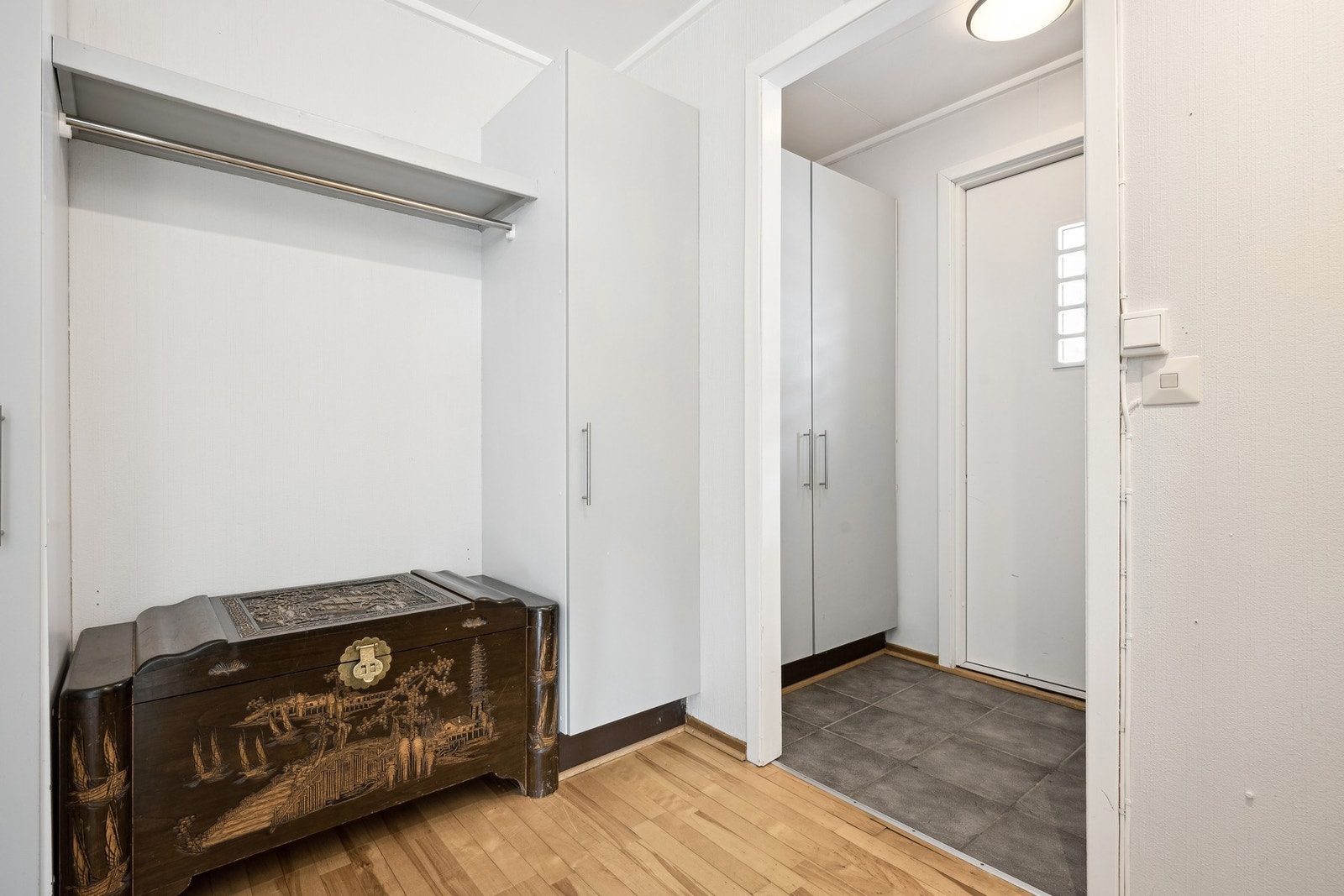 Ved inngangen er det plass for oppbevaring av klær og sko Galleribilde