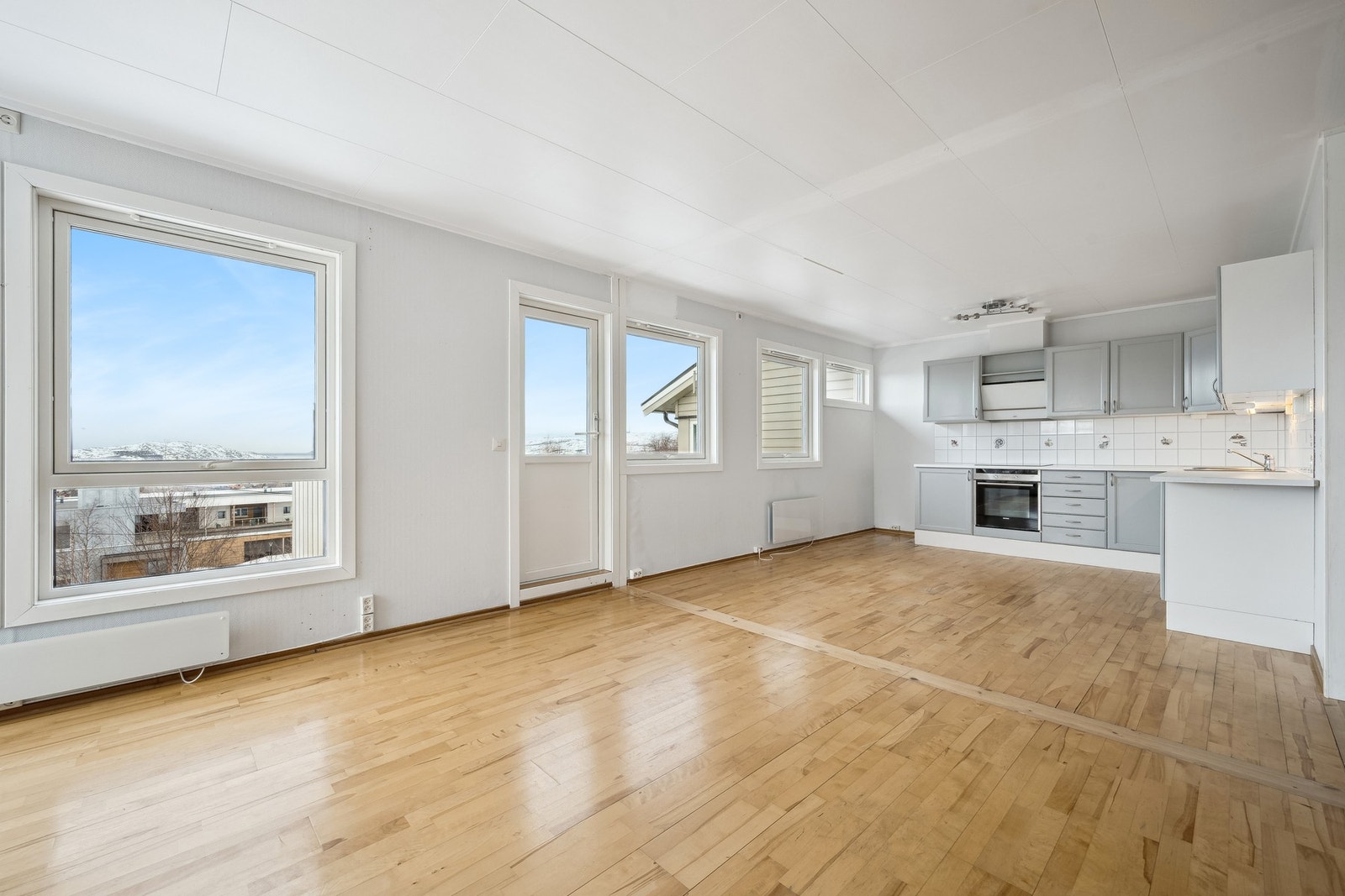 Praktisk åpen løsning mellom stue og kjøkken. Utgang til terrasse med utsikt fra stuen Galleribilde