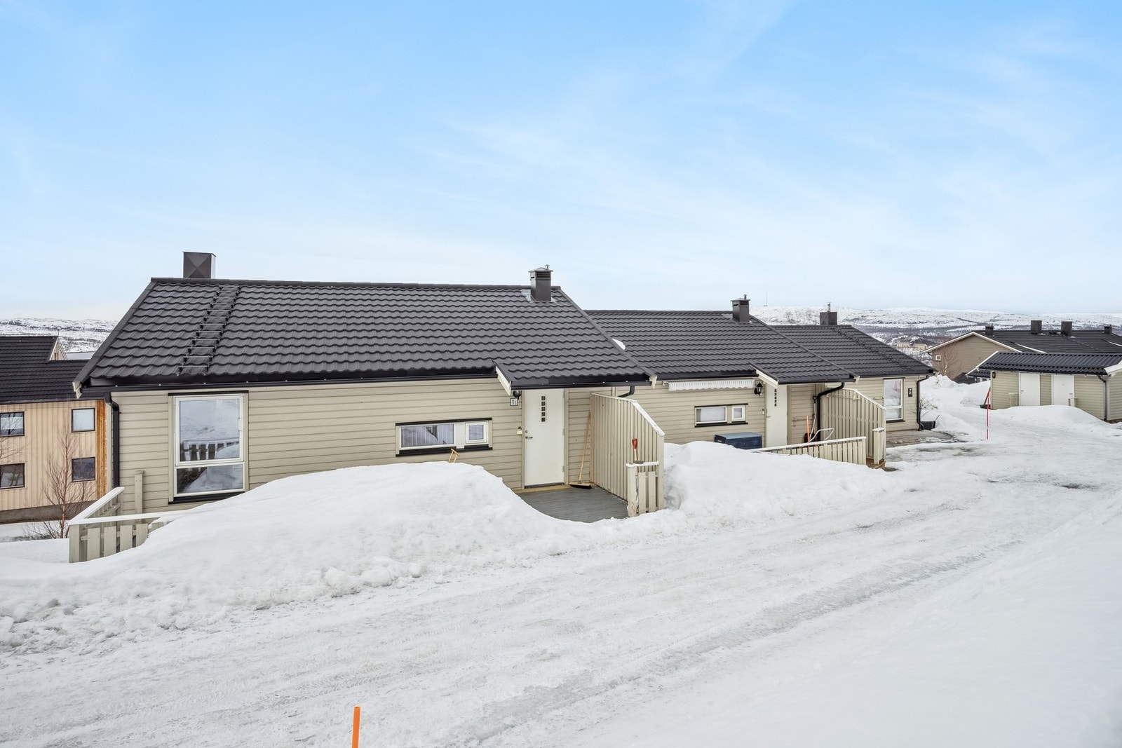 Boligen har 3 terrasser. En av terrassen er ifbm inngangsparti Galleribilde