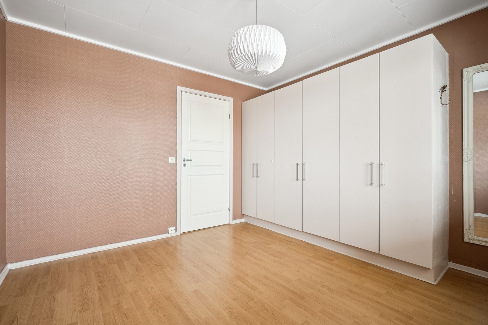 Soverom I har stor garderobeløsning Galleribilde