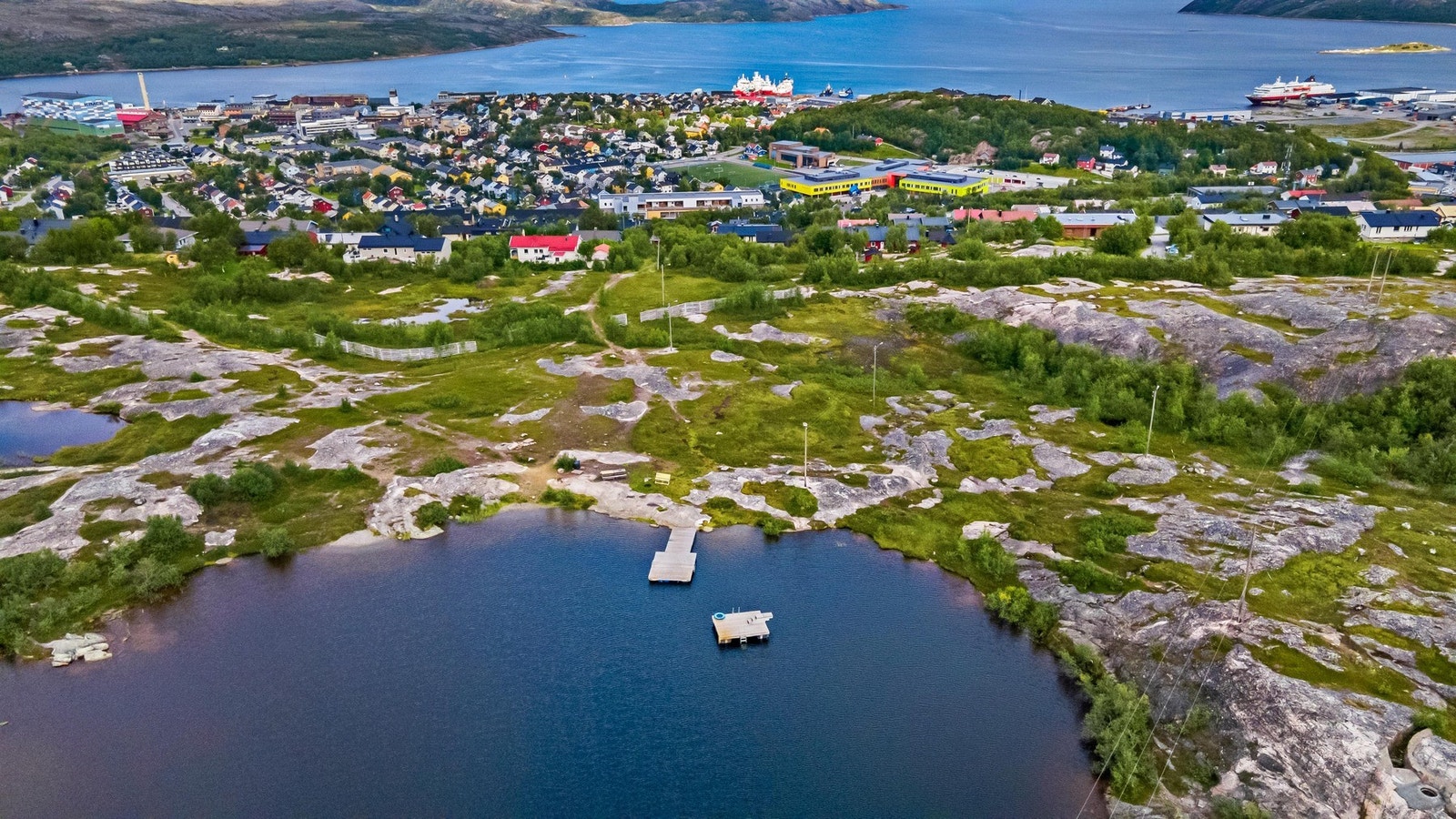 Kort gangavstand til badeplass på Fjellvannet Galleribilde