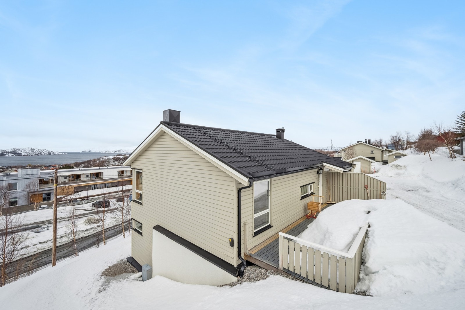 Rekkehus over 2 plan | 3 soverom | Gode solforhold |Utsikt over Bøkfjorden og Kirkenes sentrum | Parkering Galleribilde