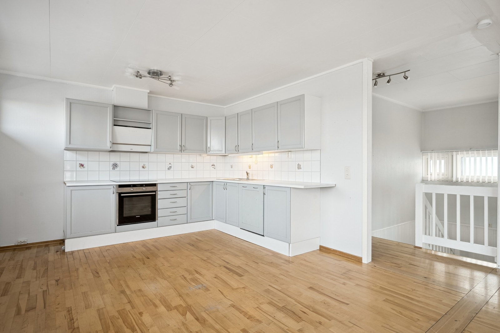 Kjøkkenet har integrert hvitevarer foruten kjøl/frys Galleribilde