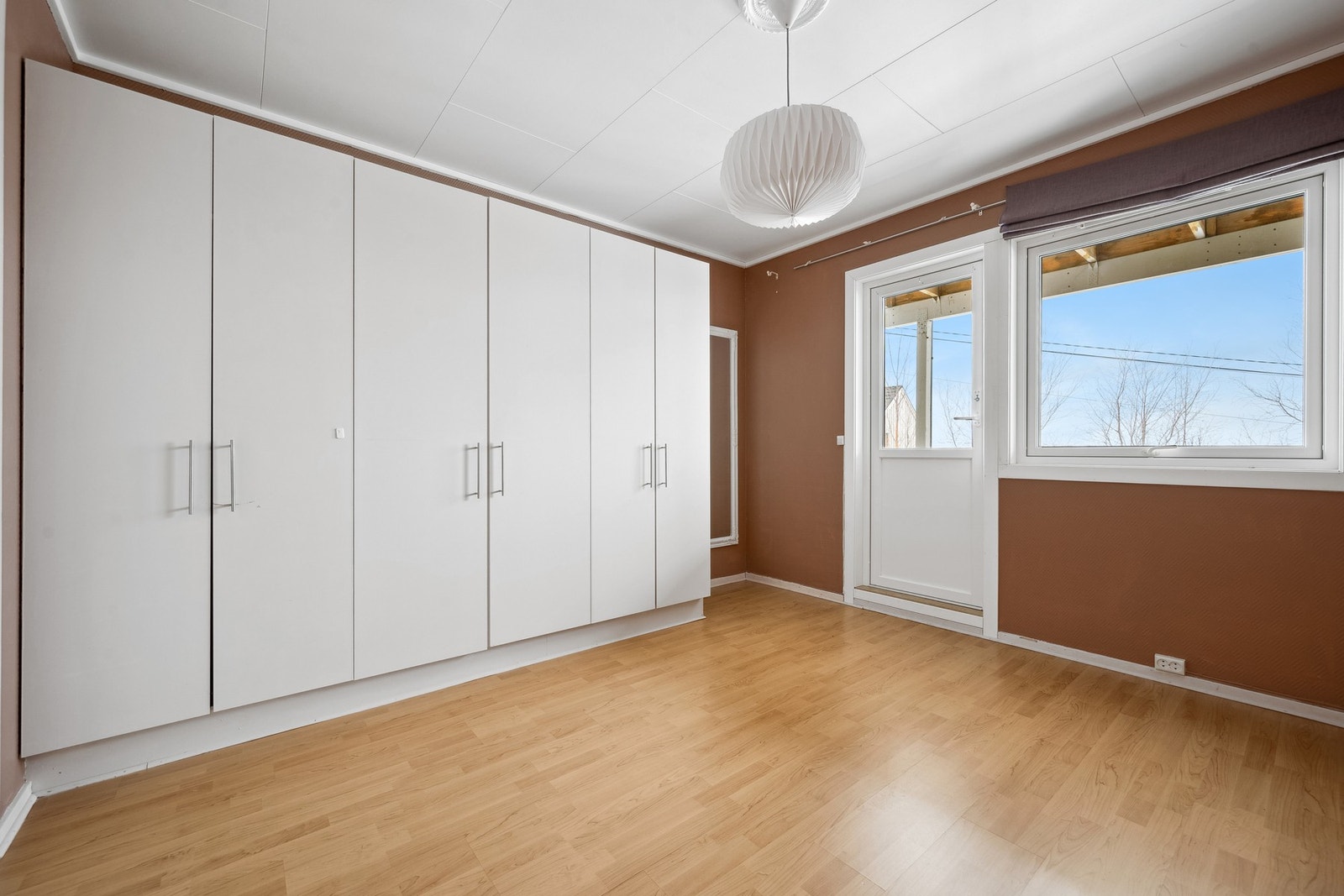 Soverom I med utgang til overbygd terrasse Galleribilde