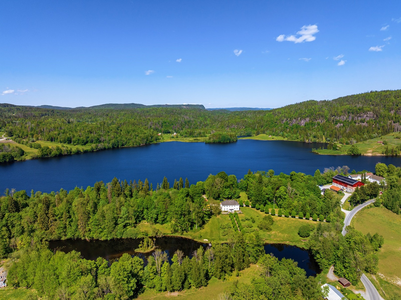 Fra boligen er det kort vei til idylliske Semsvann med badeplasser, fiskemuligheter og flott turterreng med mange forskjellige turstier om sommeren. Galleribilde