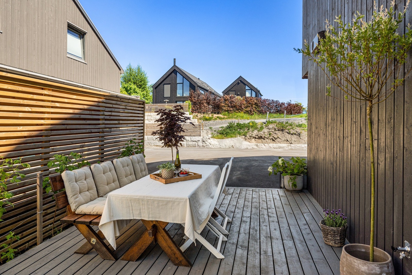 Terrassen har god plass til utemøbler og grill. Her kommer morgensolen. Galleribilde