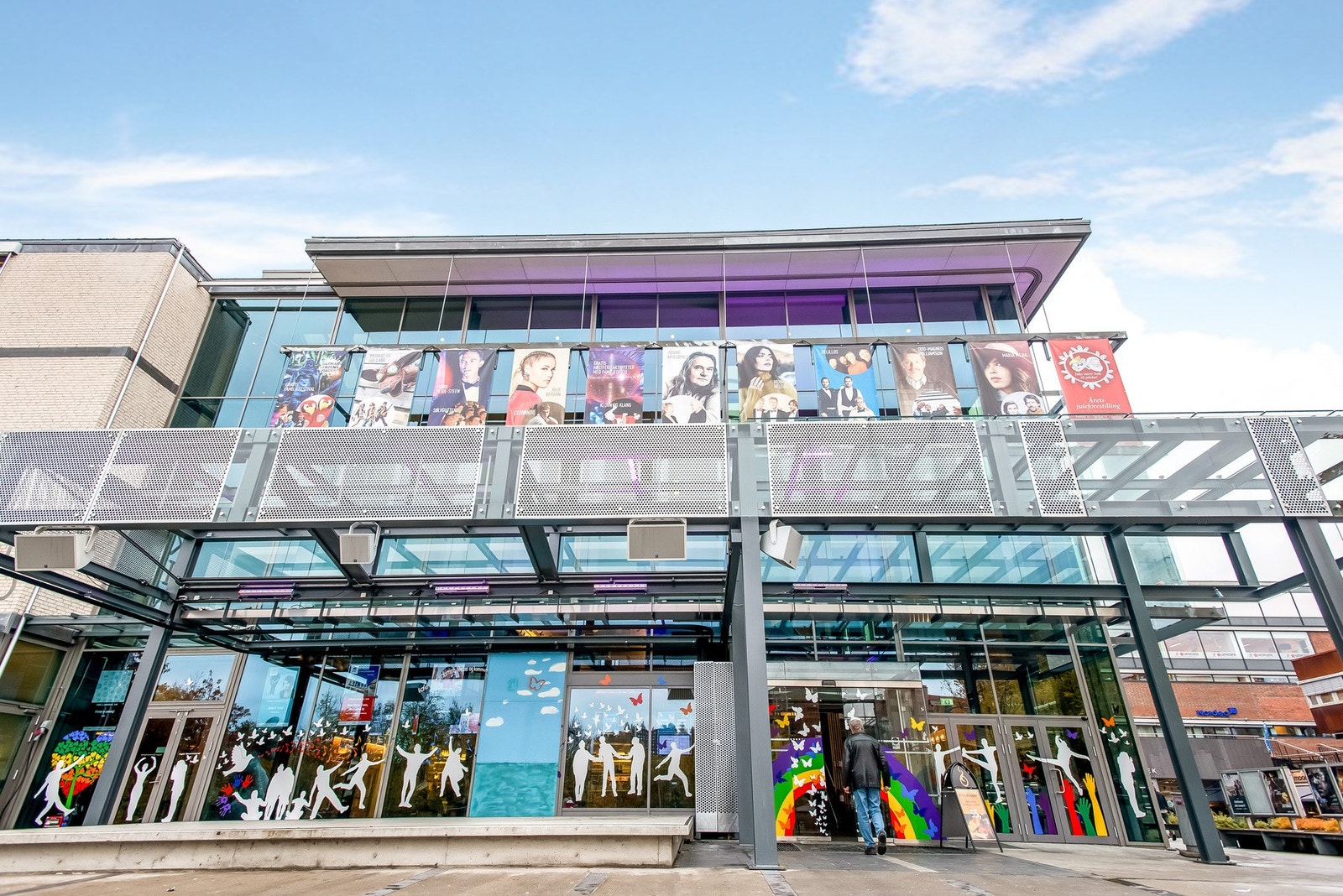 Asker kulturhus rommer bla bibliotek og kino i tillegg til flere saler hvor det arrangeres både forestillinger og konserter. Galleribilde