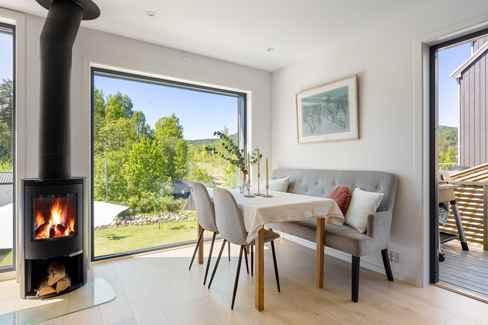 Fra stuen er det utgang til terrassen og hagen. Galleribilde