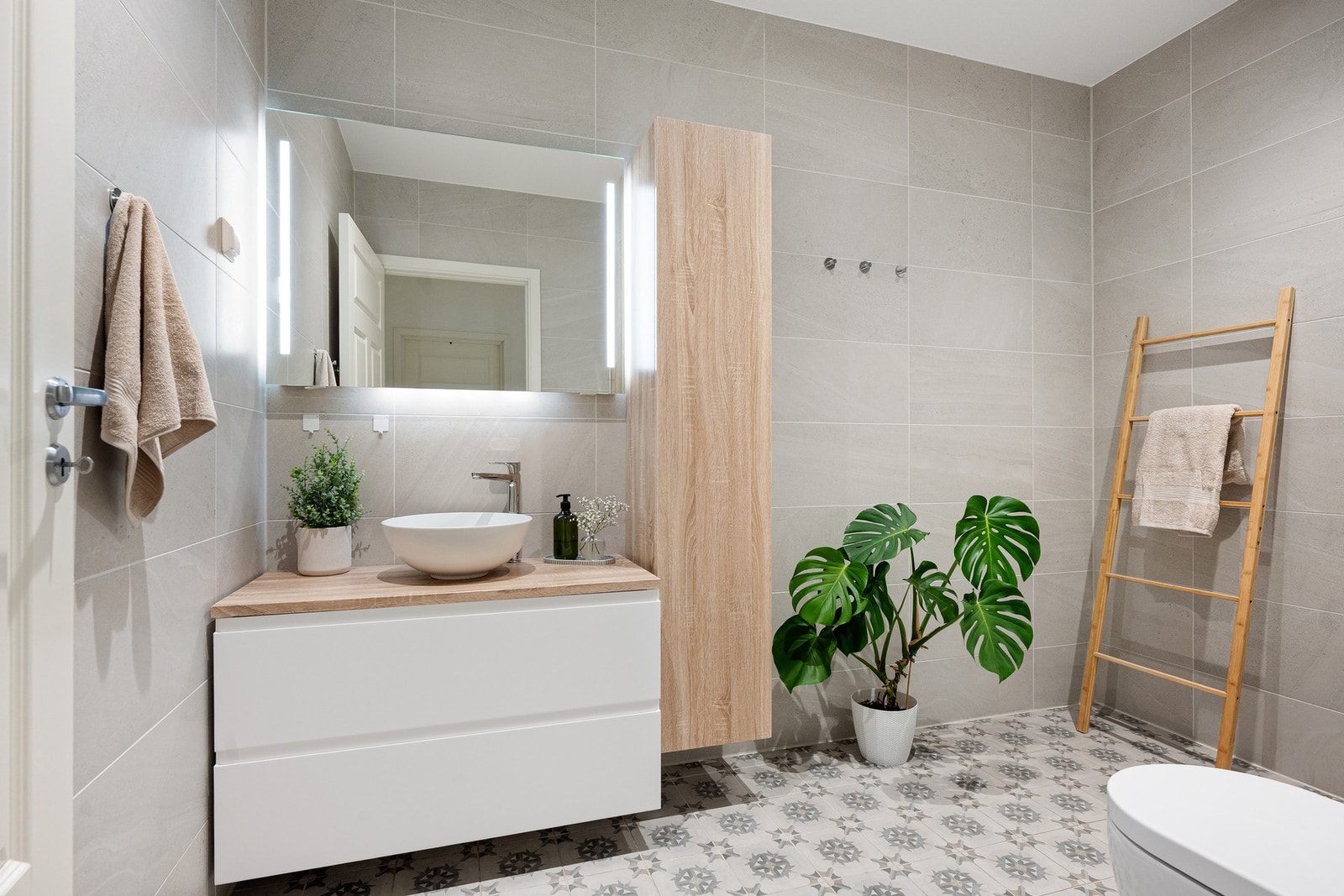 Badet er romslig og har et moderne uttrykk. Galleribilde
