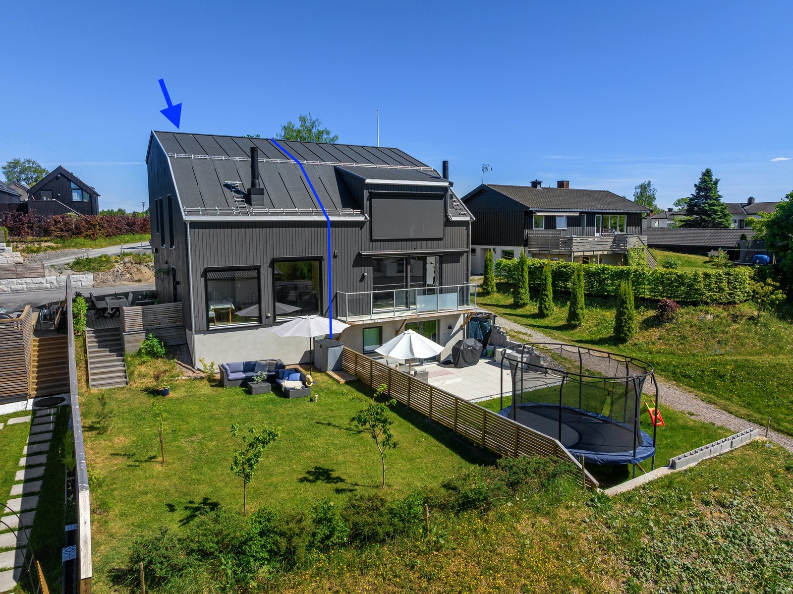 Boligen har terrasse og hage med sol hele dagen og utover kvelden. Galleribilde