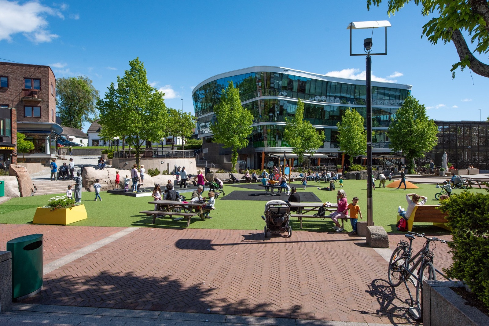 Asker sentrum er et administrativt senter i Asker kommune og er en aktiv kjerne med alt du trenger av servicetilbud. Galleribilde