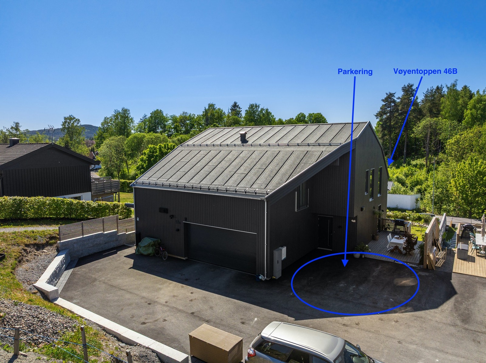 Det er en biloppstillingsplass foran inngangsdøren. Galleribilde