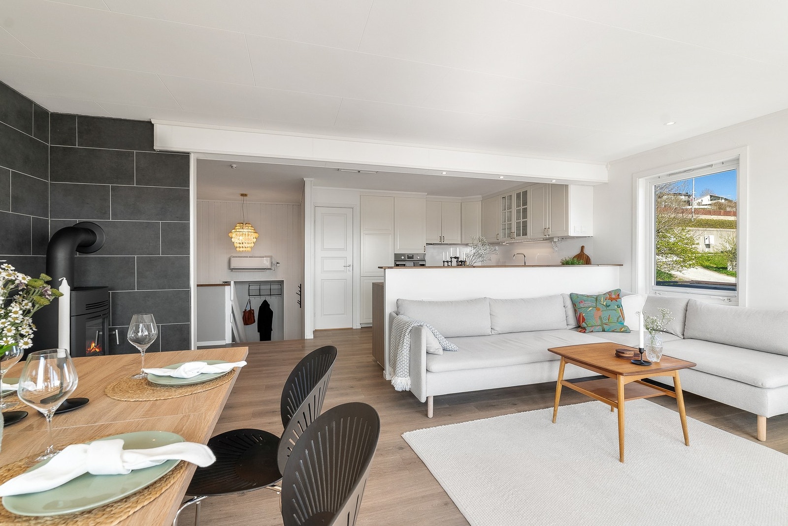 Det ble i 2022 montert varmepumpe, denne er plassert i trappeløp. Galleribilde