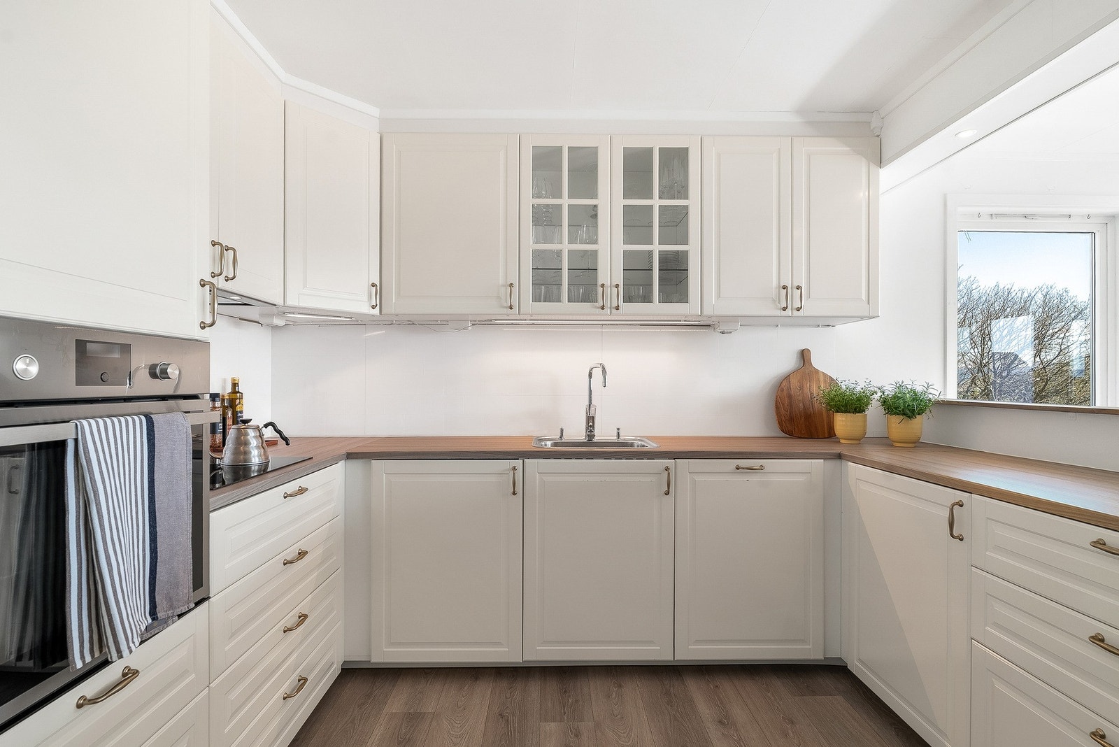 Av integrerte hvitevarer på kjøkkenet finner du: komfyr, platetopp, oppvaskmaskin og kjøl-/fryseskap. Galleribilde