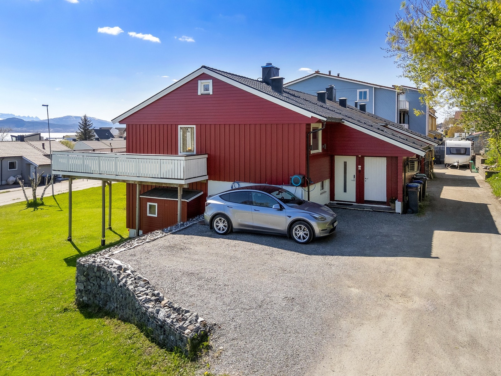 Tidligere eier har byttet drenering i 2022, dette gjelder på baksiden og gavlvegg. Galleribilde