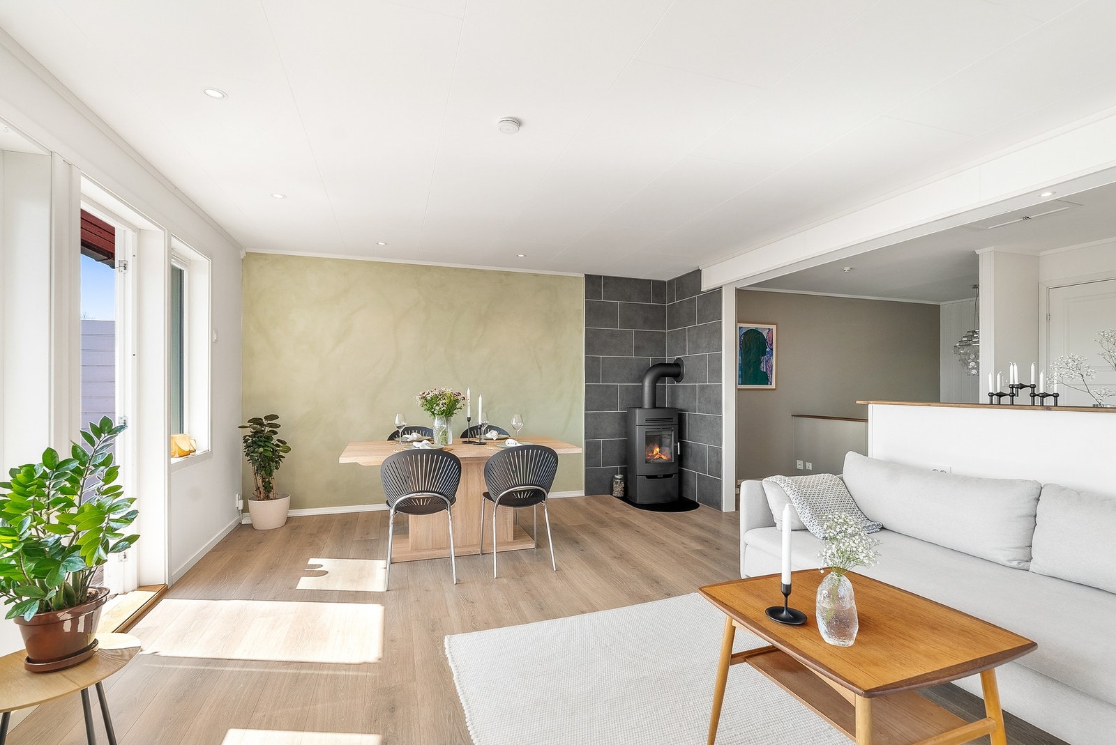 Eiendommen varmes opp ved vedovn, varmepumpe, gulvvarme- for øvrig elektrisk. Galleribilde