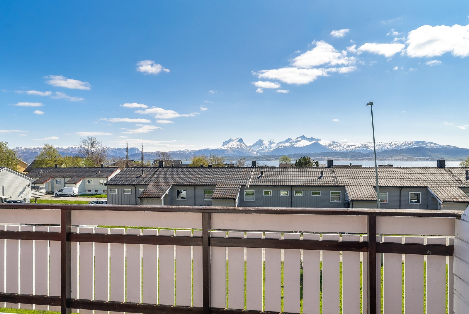 Boligens veranda er på ca. 50 kvm - suveren utsikt og gode solforhold! Galleribilde