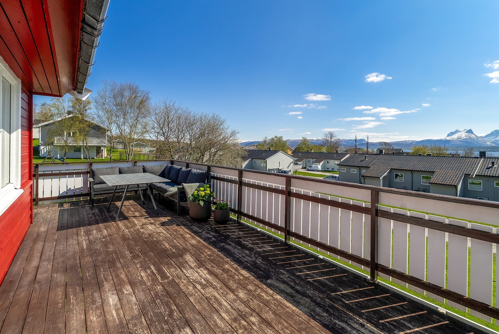 Stor flott veranda på totalt ca. 50 kvadratmeter! Strålende sol- og utsiktsforhold. Galleribilde