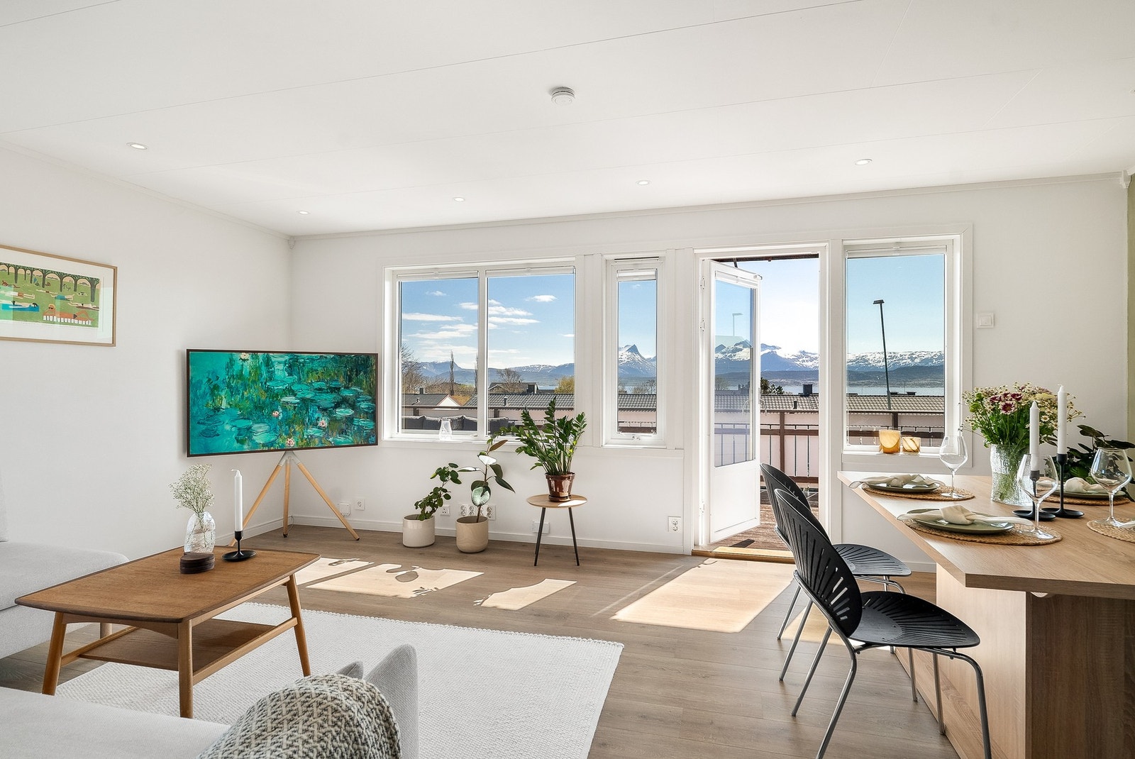 Velkommen til Asbjørn Dybwads vei 2A - Et lekkert rekkehus med nydelig utsikt og strålende solforhold! Galleribilde