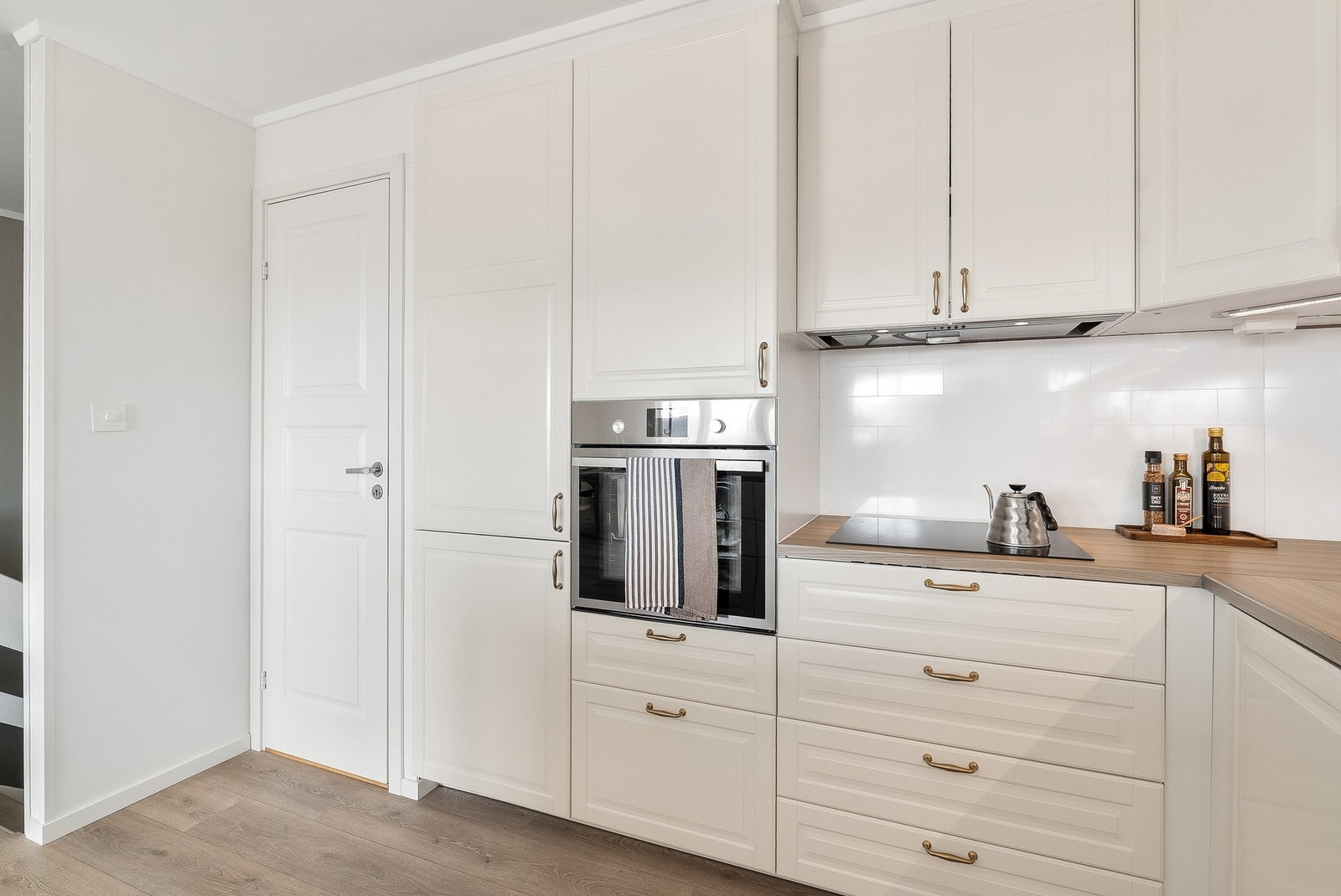 I bakkant av kjøkkenet finner du WC Galleribilde