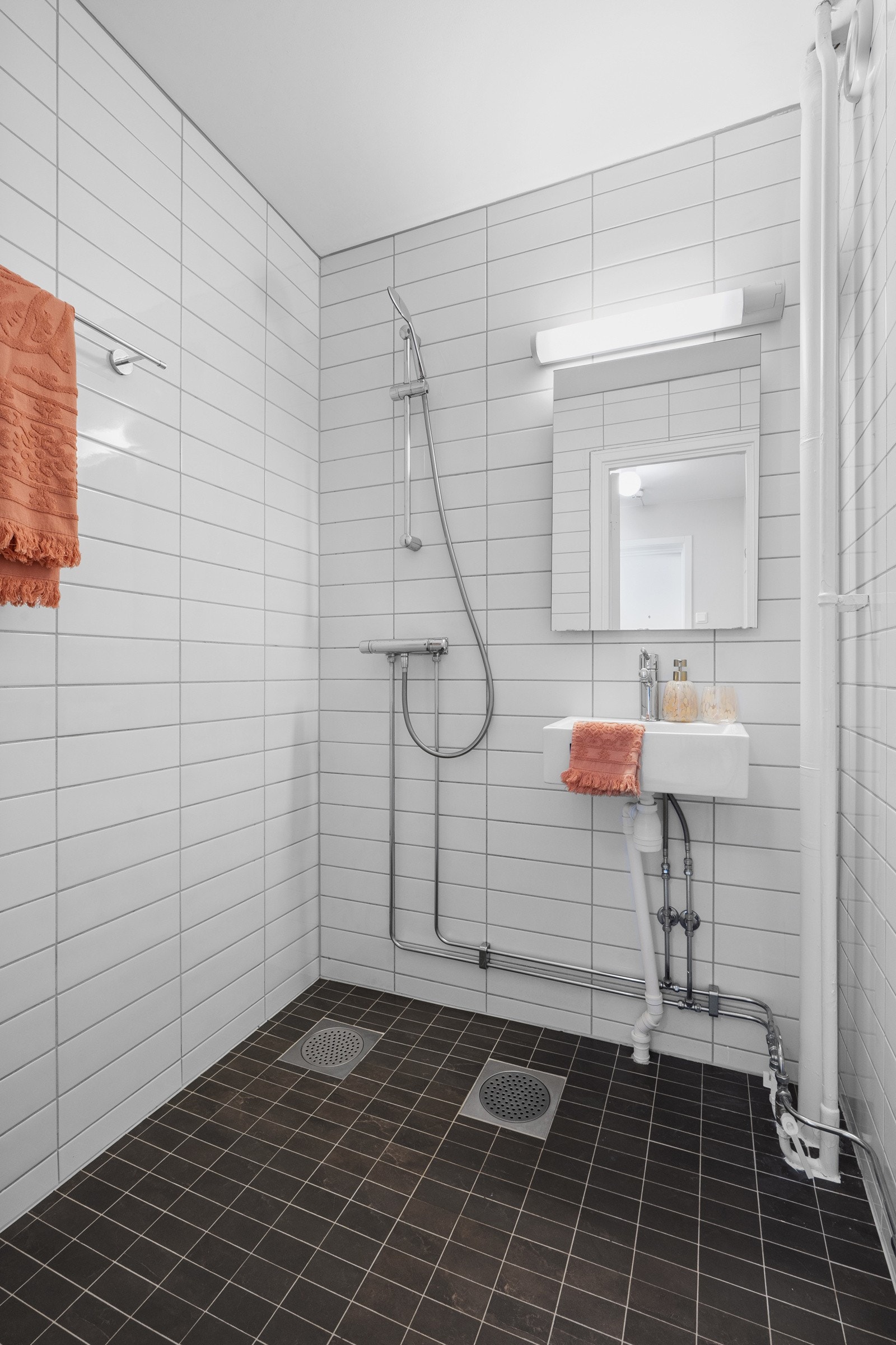 Flislagt baderom som ble oppgradert på overflater og innredninger rundt 2008. Galleribilde