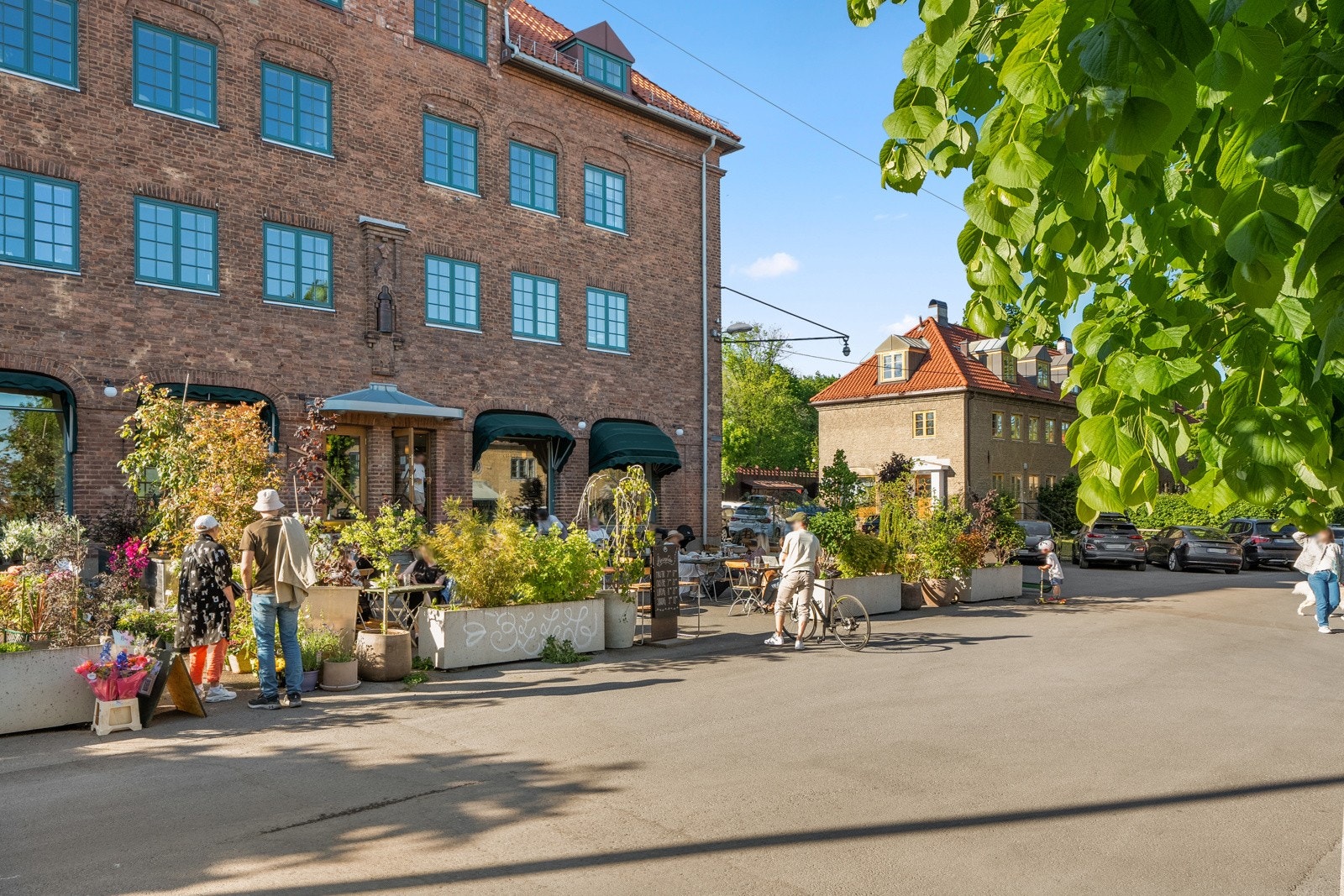 Leiligheten har en attraktiv beliggenhet på Lille Tøyen i et rolig, men sentrumsnært boområde med kort gangavstand til offentlig transport, parkområder, og servicetilbud. Galleribilde