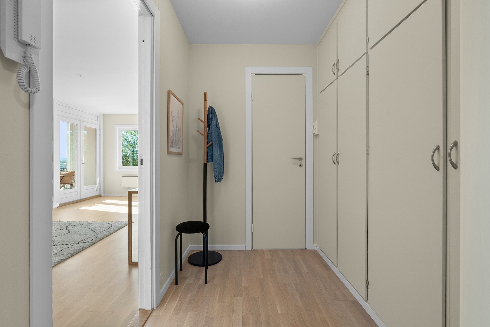 Her er det plass til yttertøy i innebygd garderobeskap. Galleribilde