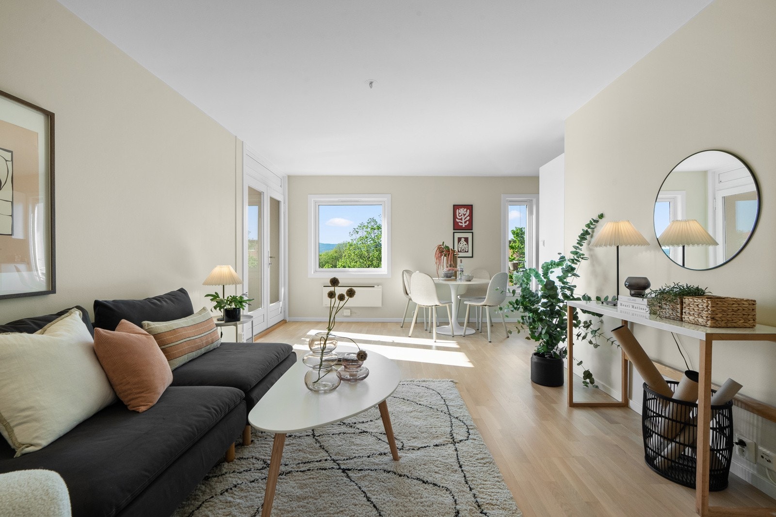 Leiligheten har flott plassering i byggets 4. etasje med heisadkomst. Galleribilde