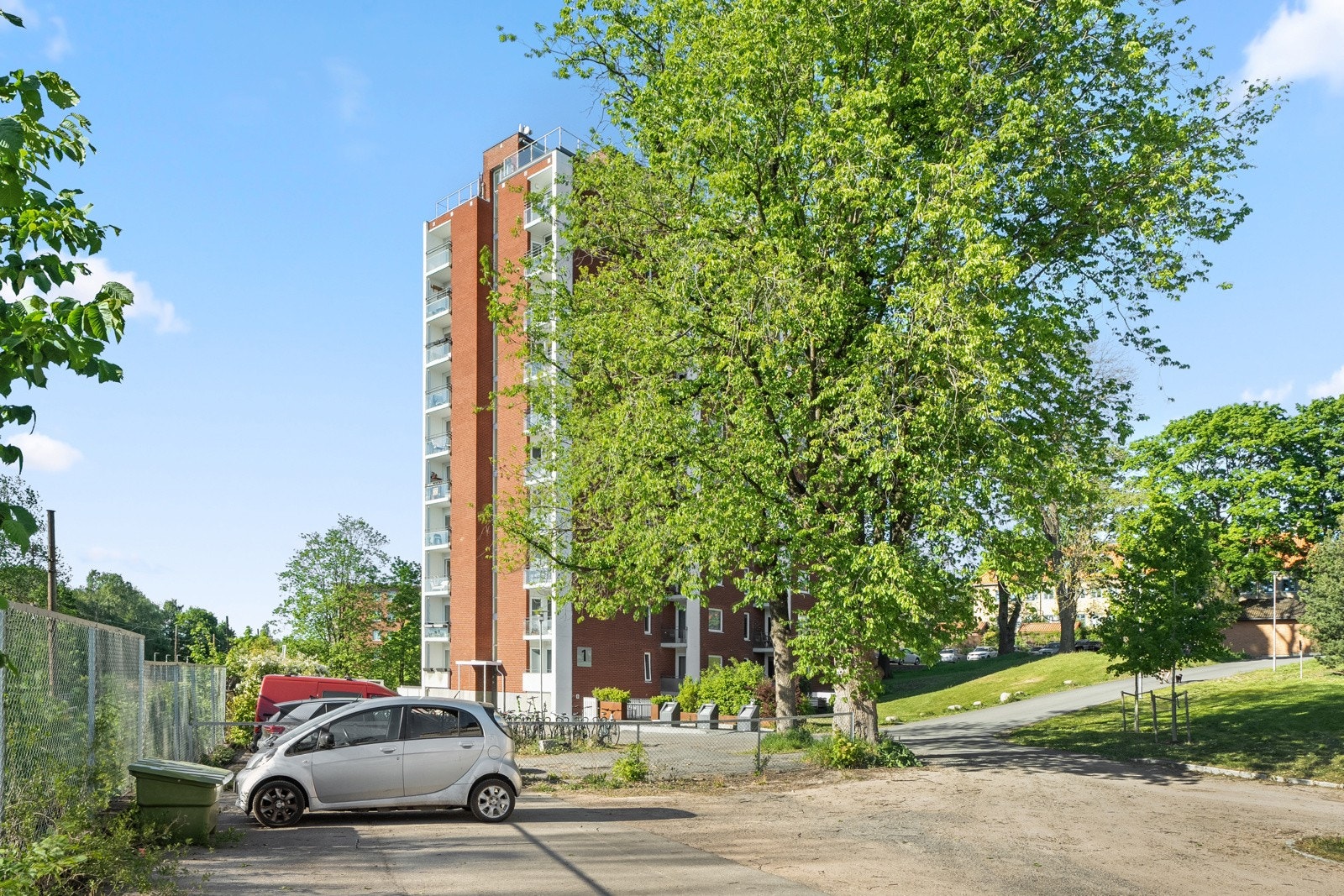Borettslaget har 10 nummererte biloppstillingsplasser som leies ut til beboerne etter ventelister, samt flere gjesteparkeringsplasser. Galleribilde