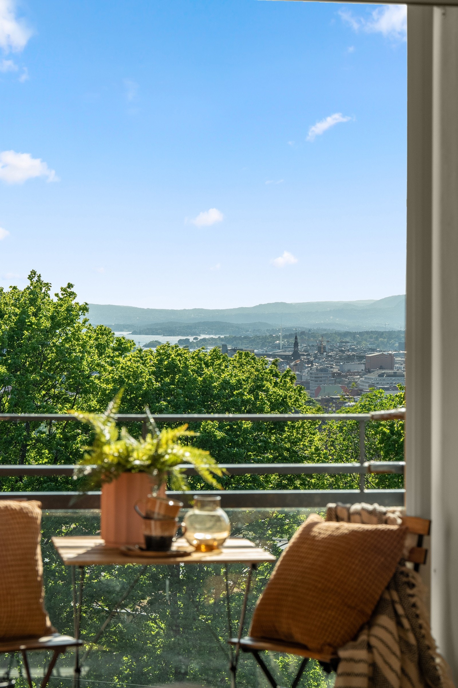 En lys og pen 1-roms hjørneleilighet med en spektakulær utsikt over byen, Oslofjorden og Holmenkollen. Galleribilde