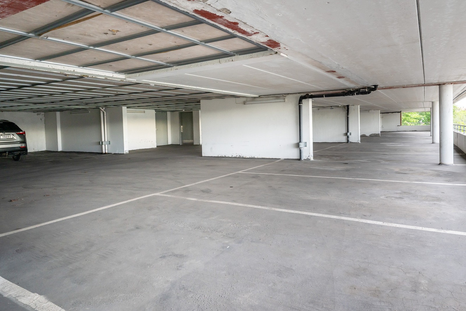 Sameiet har en stor gjesteparkering under tak. Galleribilde