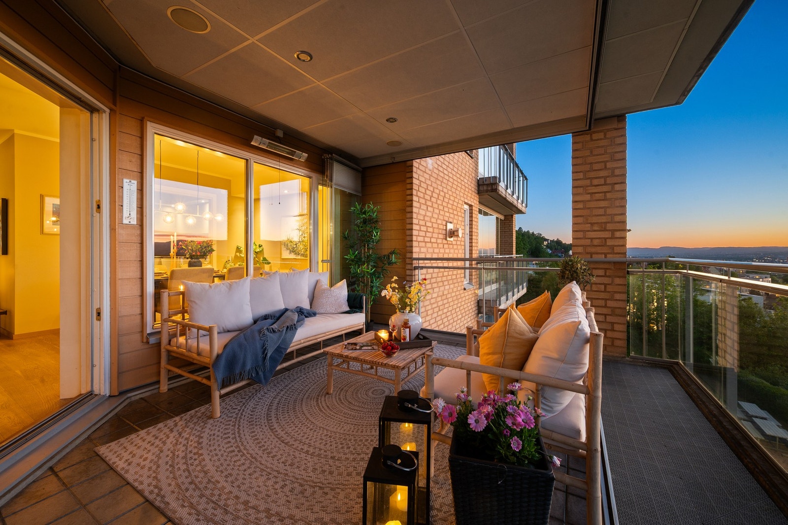 Balkongen er delvis overbygd og med god plass til sittegruppe. Galleribilde