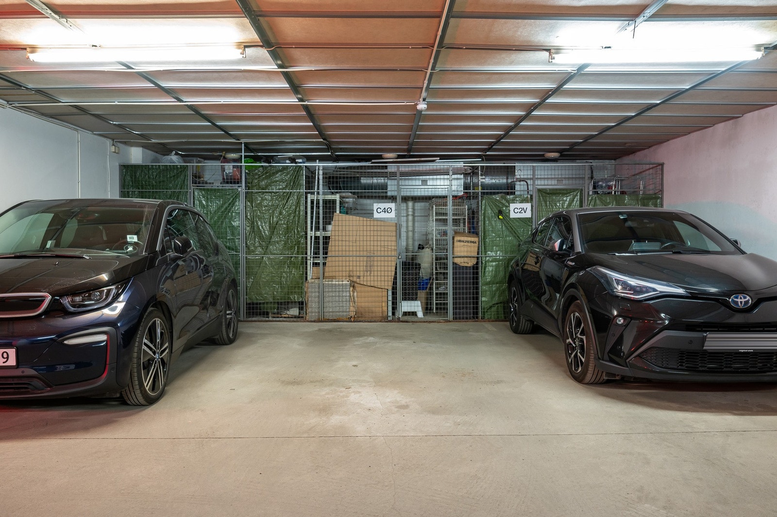 Seksjonen har en tilhørende parkeringsplass i felles avlåst parkeringsanlegg. Galleribilde