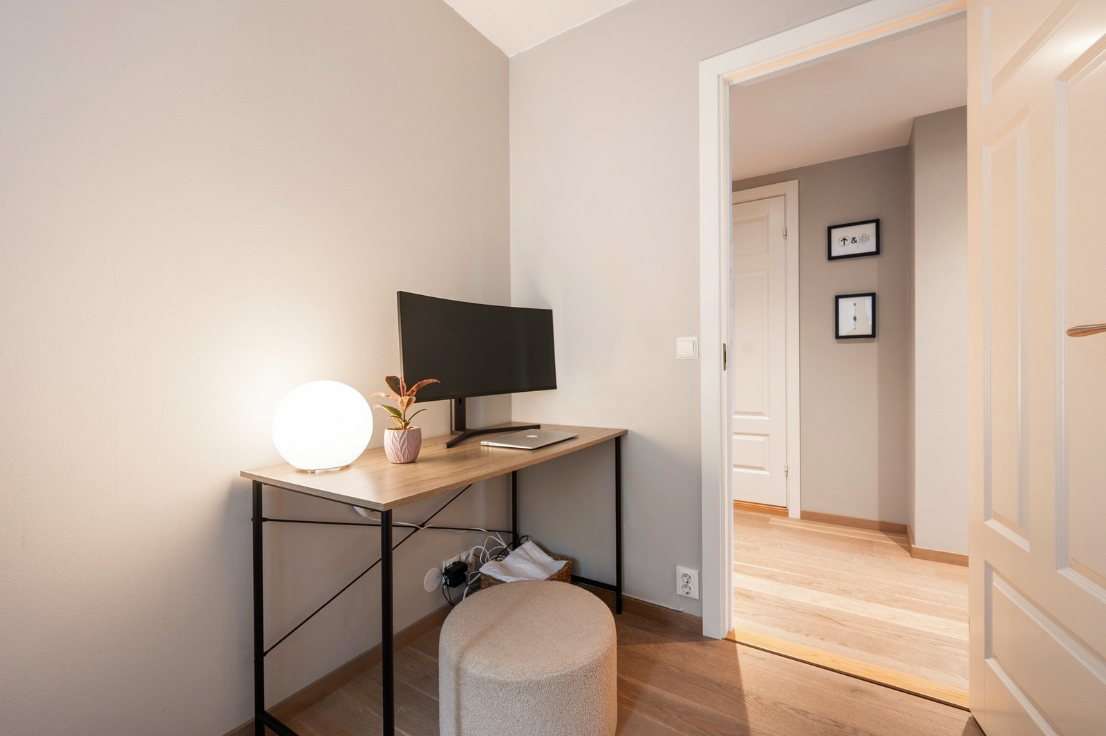 Arbeidsområde med skrivebord og stol. Galleribilde