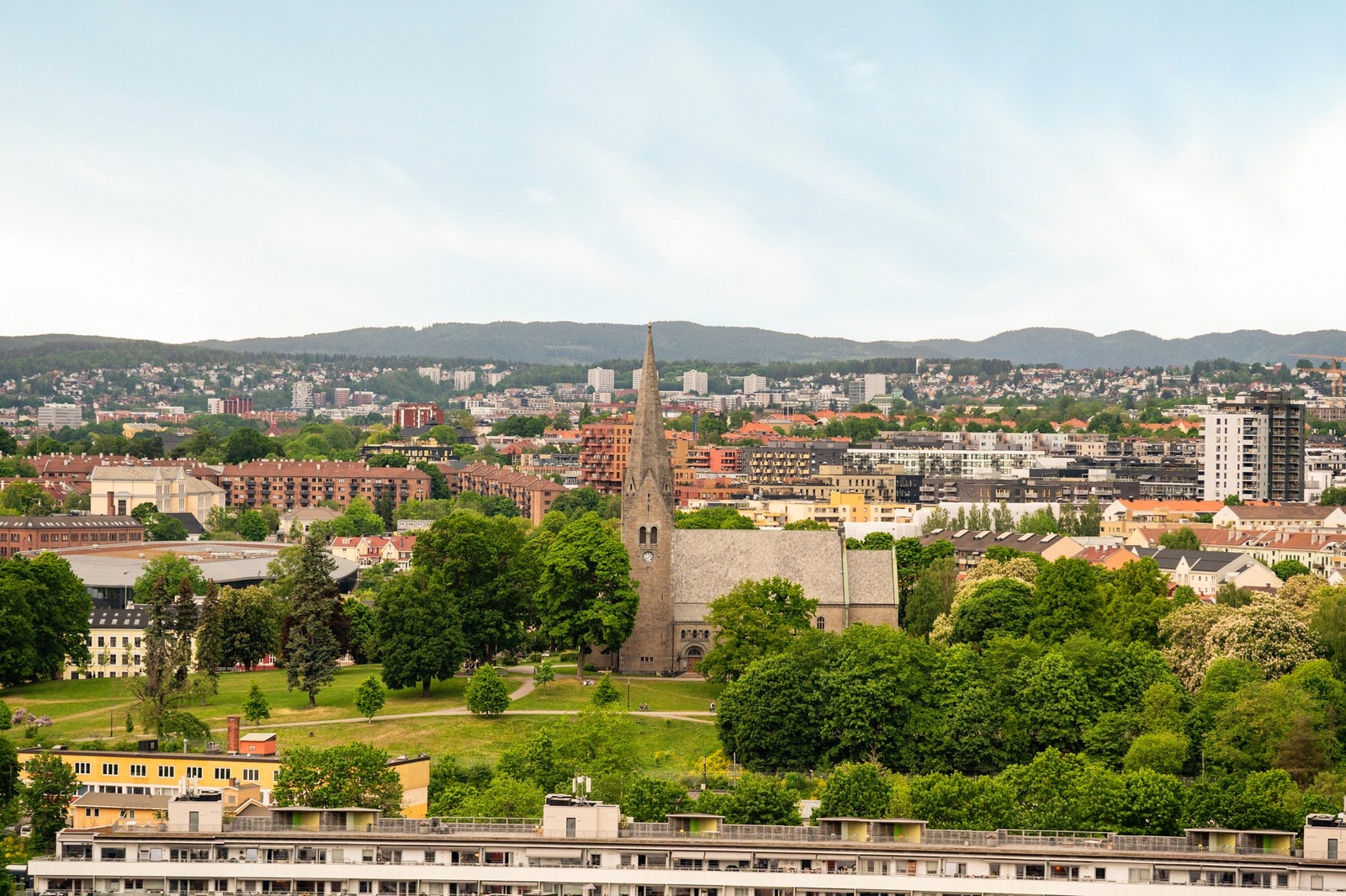 Eiendommen ligger i skrånende terreng, noe som gir en flott utsikt over Oslo. Galleribilde