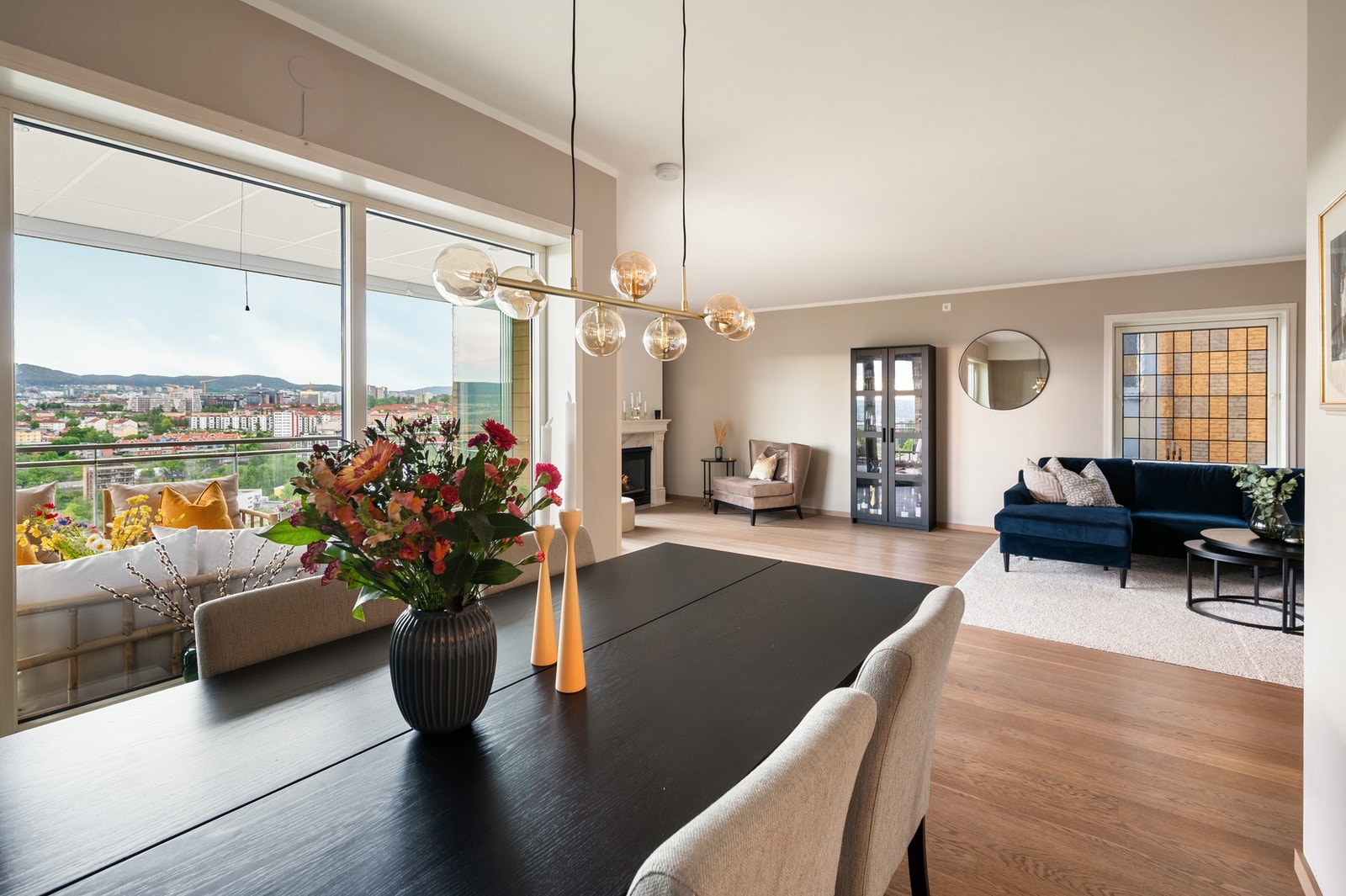 Stuen har en åpen løsning, med spisebord, sofagruppe og store vinduer. Galleribilde