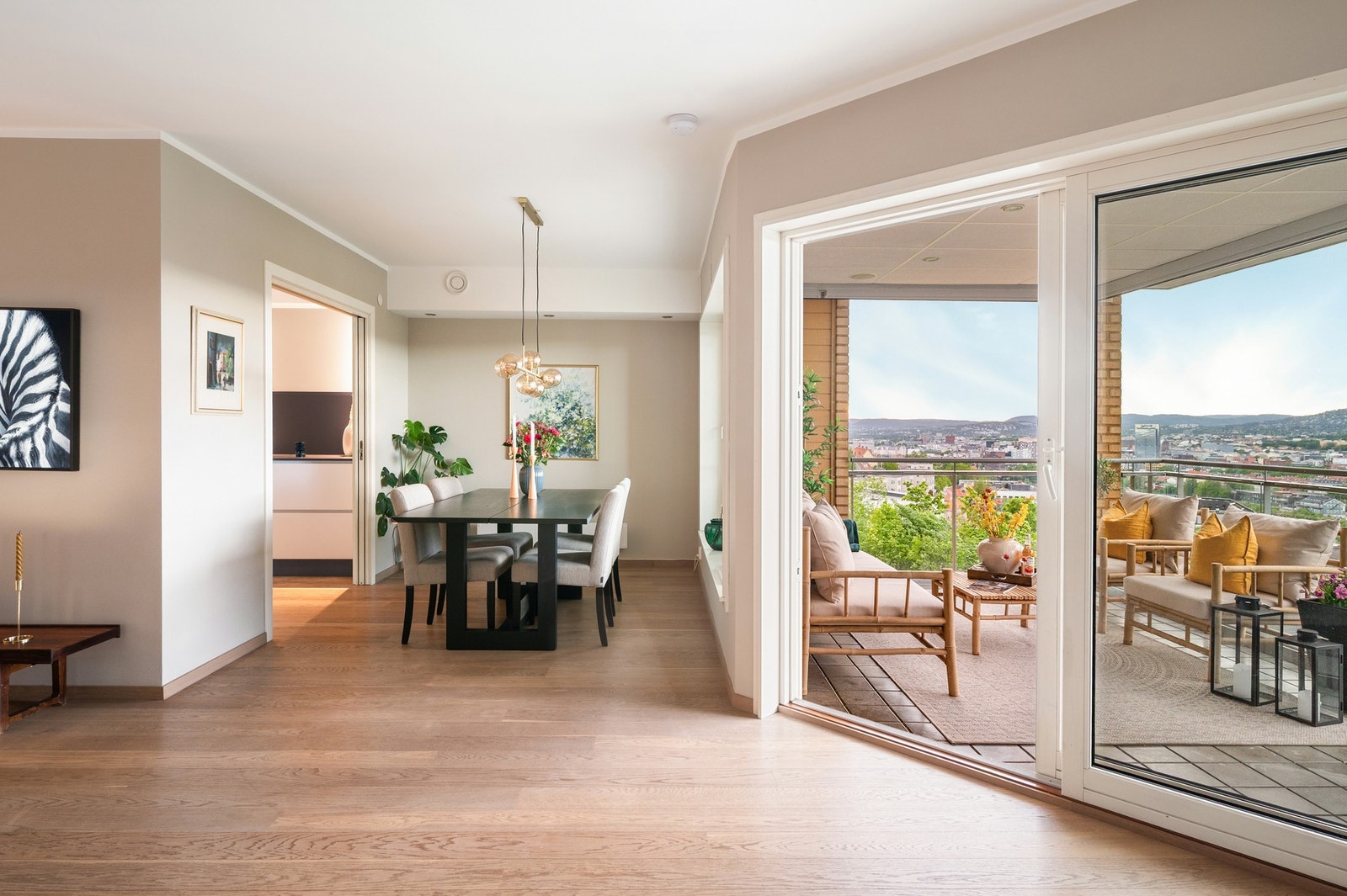 Fra stuen er det videre utgang til en stor balkong på 16 m², hvorav 12 m² er innglasset. Galleribilde